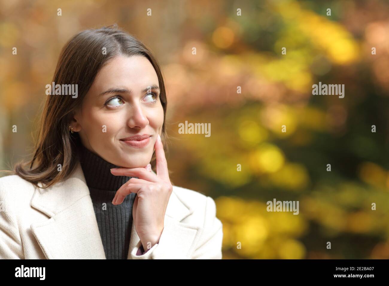 Porträt einer zufriedenen Frau, die Seite in einem park in der Herbstsaison Stockfoto