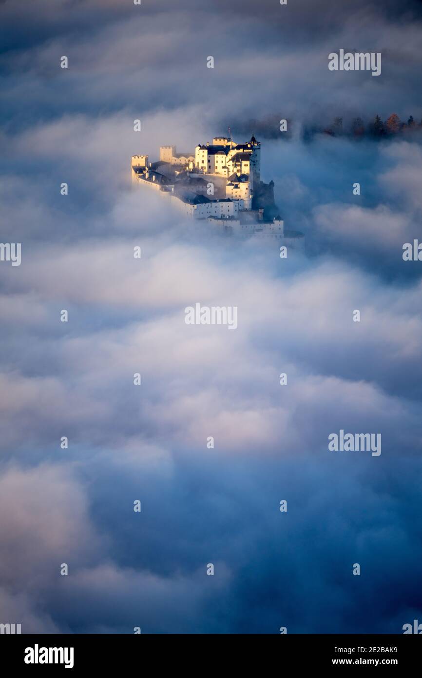 Salzburg, 25. November 2020. Österreich. Luftaufnahme der Burg Hohensalzburg auf dem Festungsberg in Salzburg, Österreich. Stockfoto