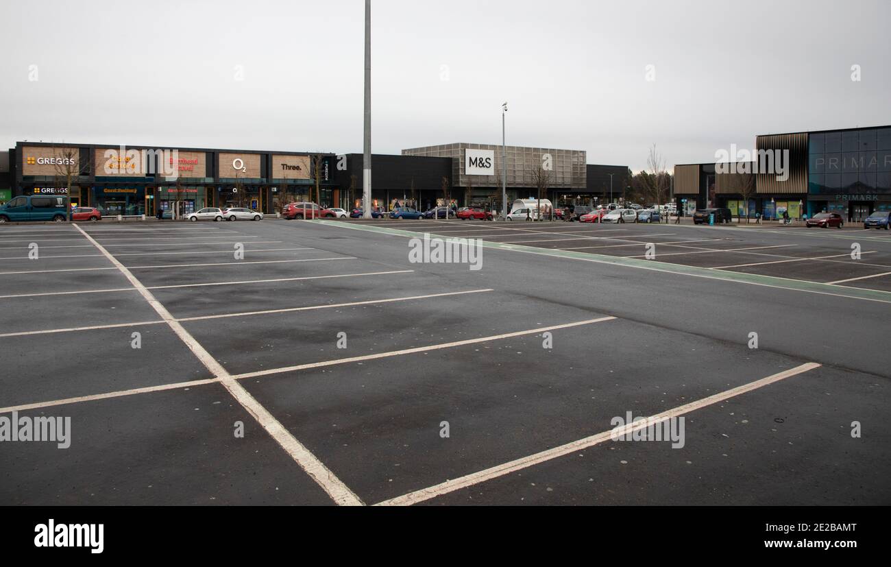 Edinburgh, Schottland, Großbritannien. Januar 2021. Aufgrund der Auswirkungen der Covid-19 Lockdown, am frühen Nachmittag, in der Nähe von leeren Parkplätzen in Fort Kinnaird Newcraighall Einkaufszentrum mit wenigen, wenn überhaupt Käufer sichtbar. Quelle: Arch White/Alamy Live News Stockfoto