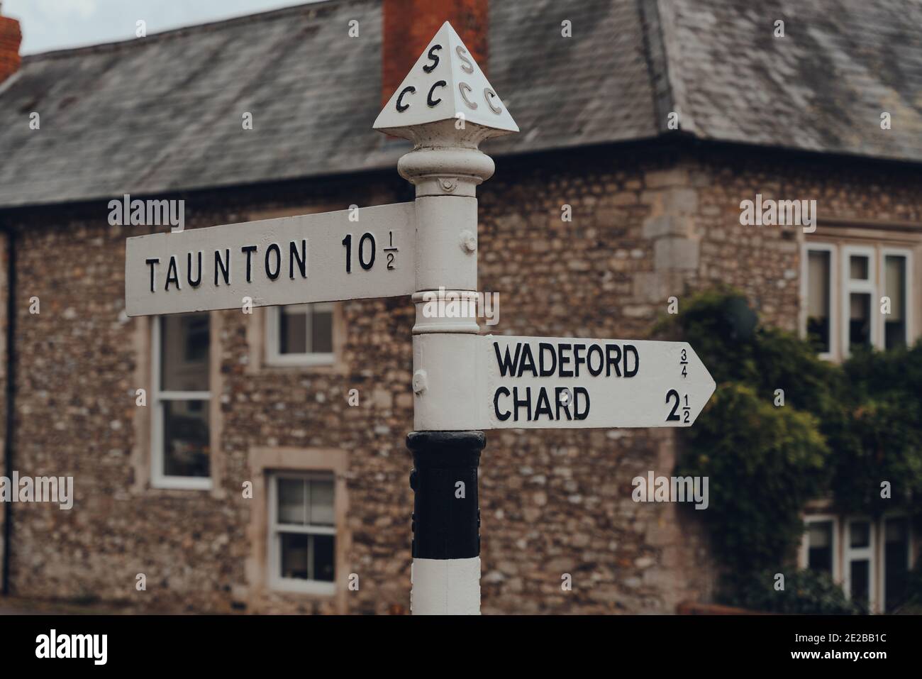 Combe St. Nicholas, UK - 25. Juli 2020: Wegweiser auf einer Straße in Combe St. Nicholas, einem Dorf und einer Gemeinde in Somerset am Rande des Blackdo Stockfoto