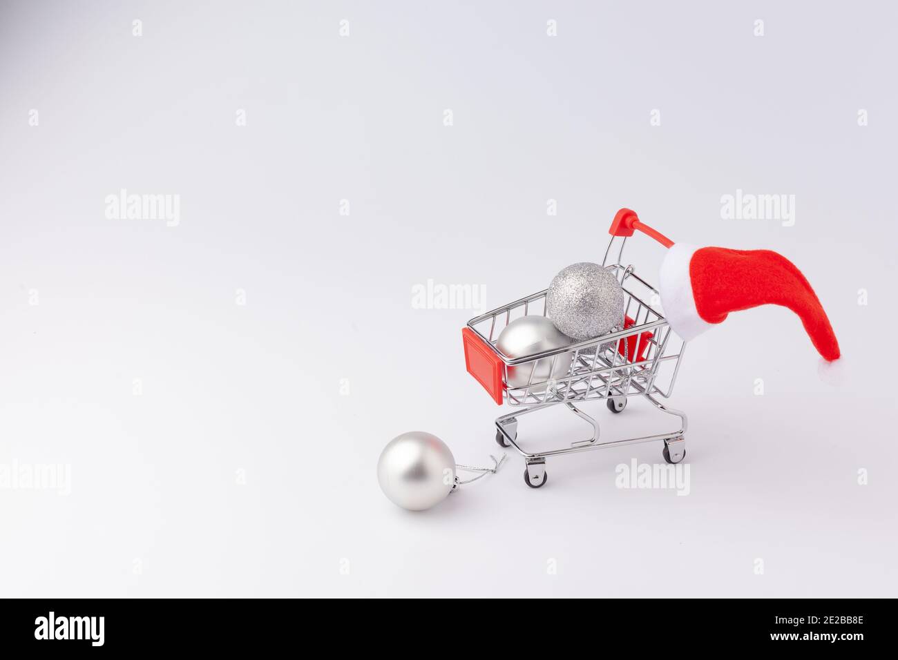 Weihnachtsbälle im Supermarkt kaufen Stockfoto