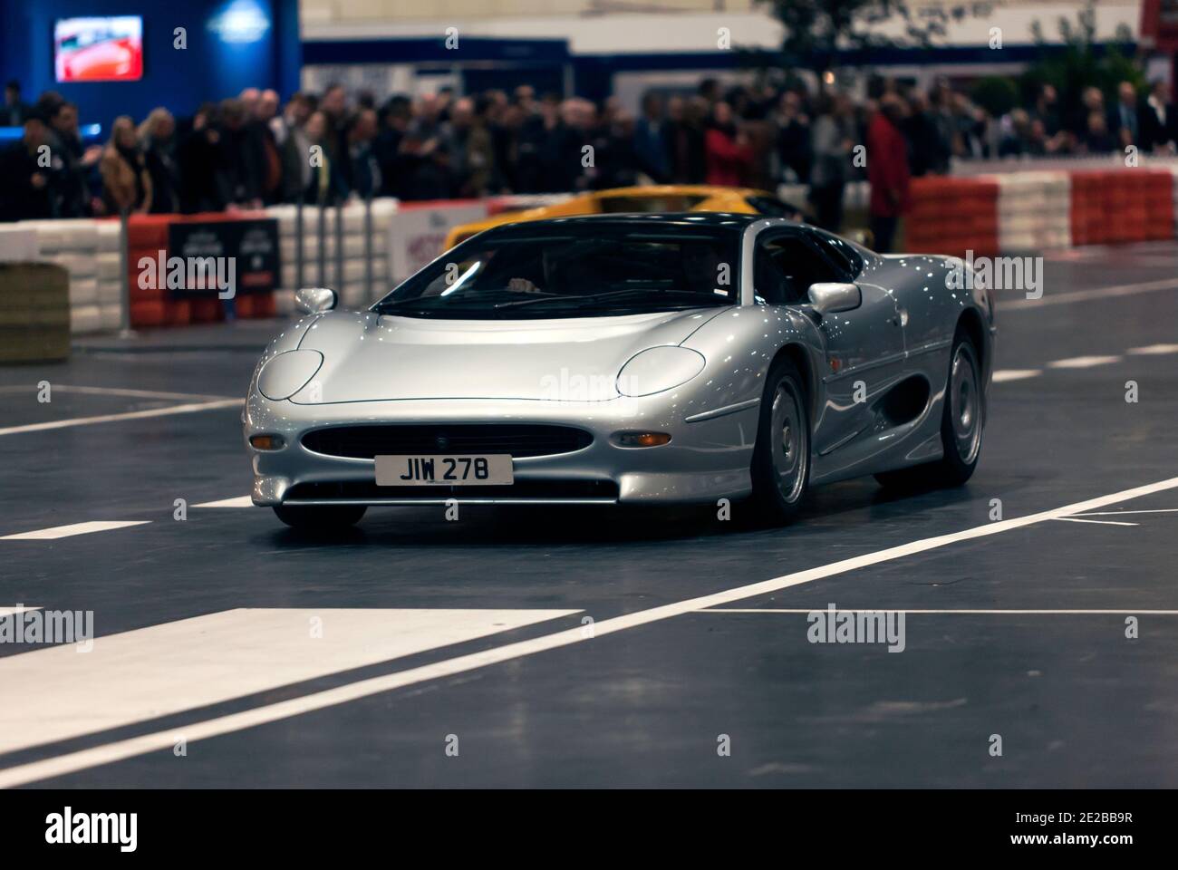 Blick auf einen silbernen Jaguar XJ220, der auf der Londoner Classic Car Show 2015 die Grand Avenue entlang gefahren wird Stockfoto