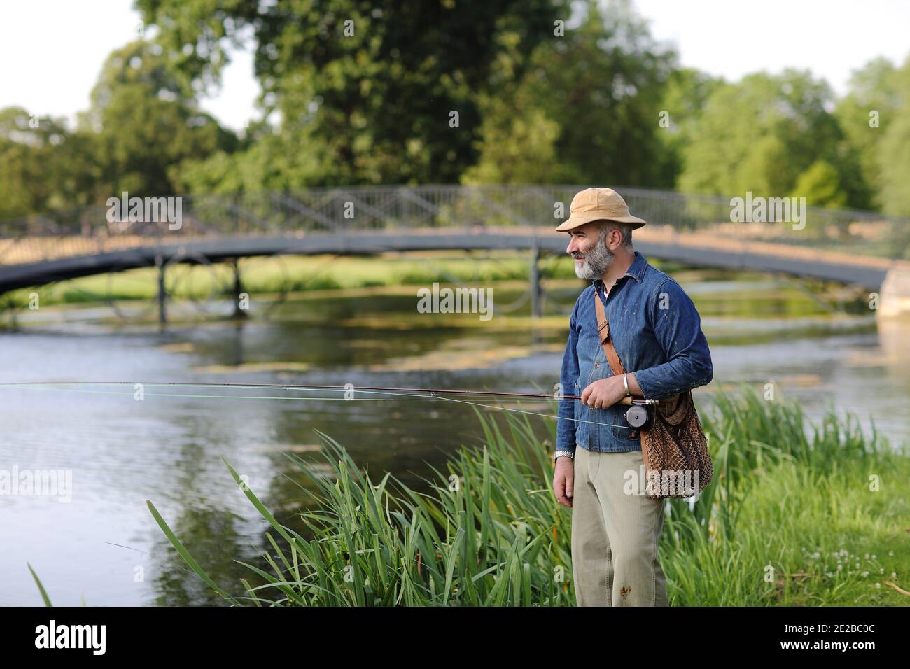 Fliegenangler Fliegenfischen im See Stockfoto