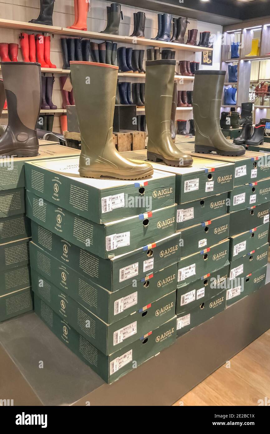 INGRANDES, FRANKREICH - 26. AUGUST 2020: Bekannte französische Marke AIGLE  Gummistiefel im Laden Stockfotografie - Alamy