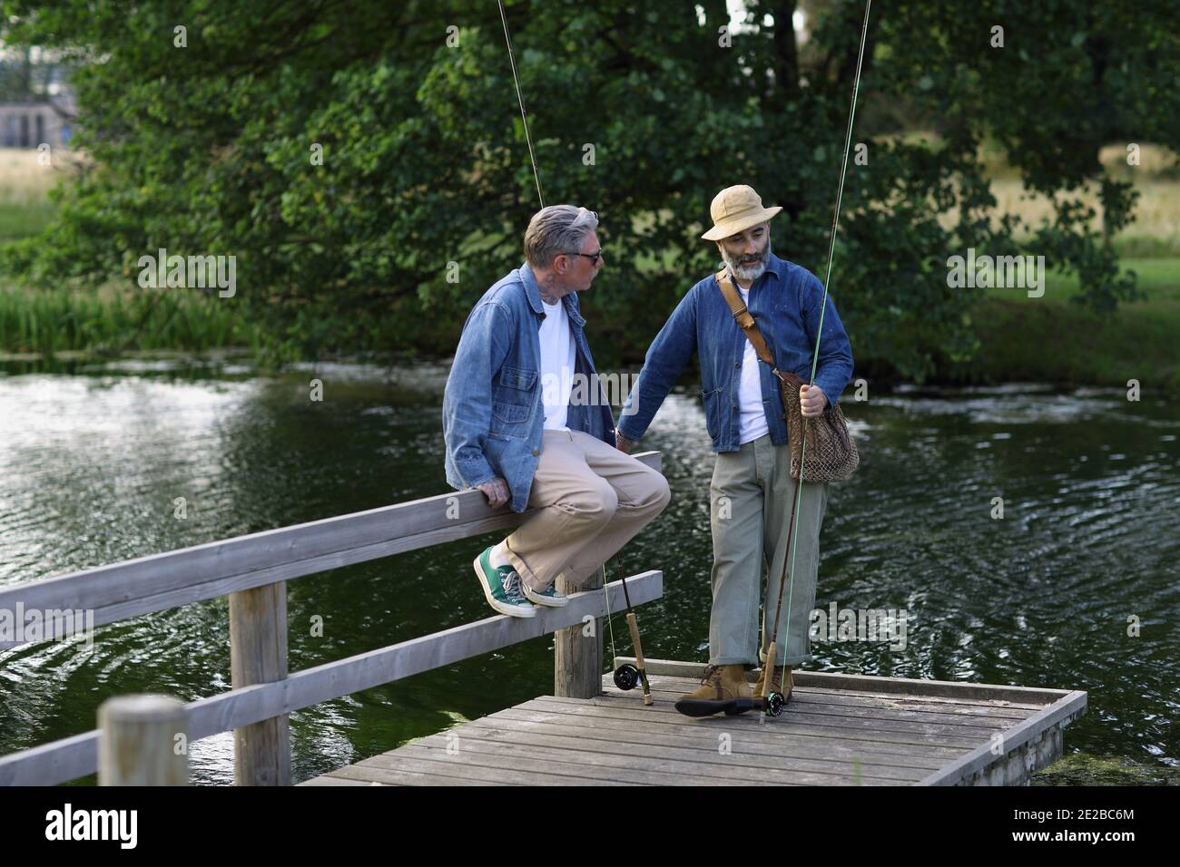 Zwei Mann gehen Fliegenfischen am See Stockfoto