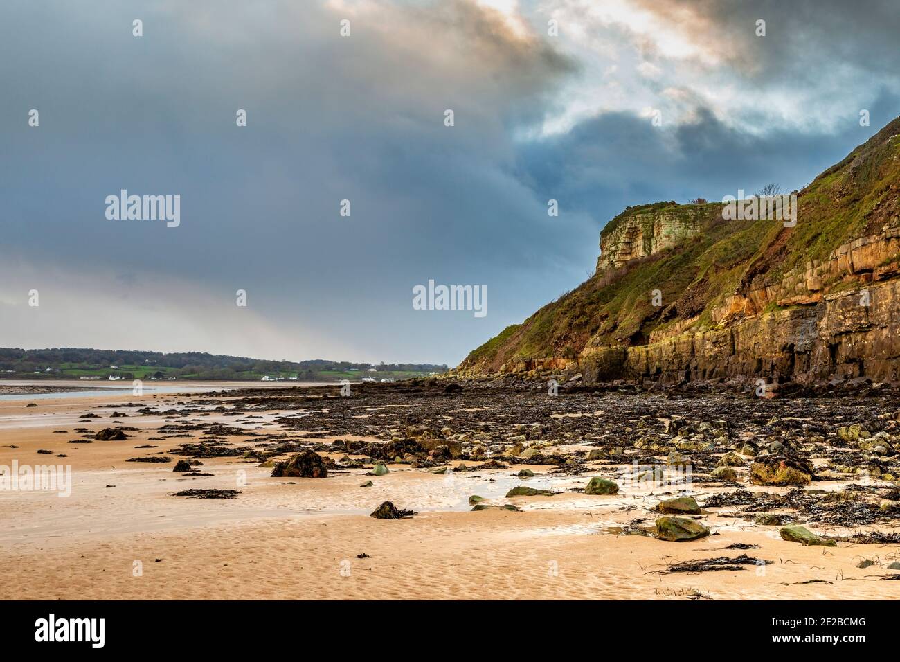 Castell Mawr Rock an der Red Wharf Bay bei Ebbe, Anglesey, Wales Stockfoto
