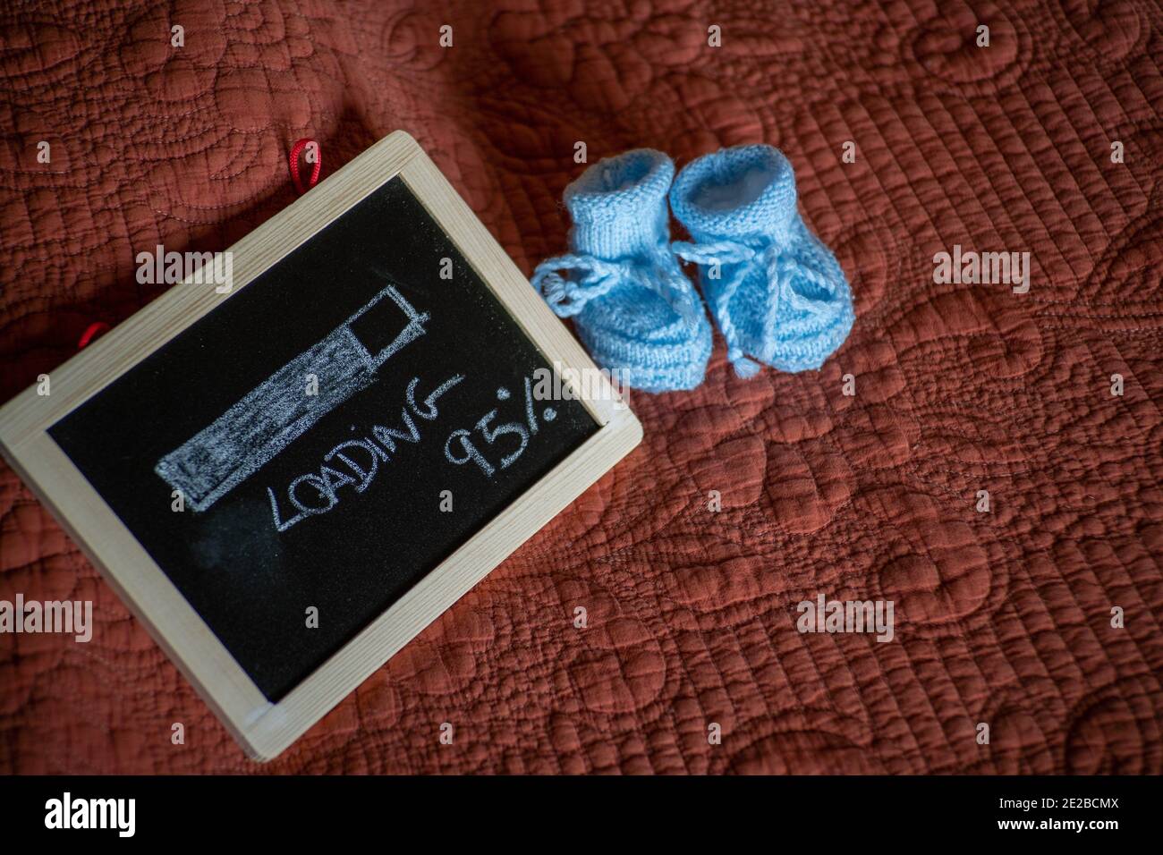 Nahaufnahme eines Jungen Schwangerschaft Ankündigung mit niedlich Schuhe Stockfoto