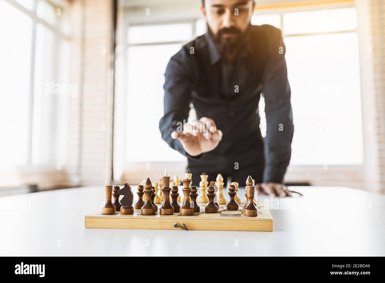 Planungsstrategie mit Schachfiguren auf einem alten Holztisch Stockfoto