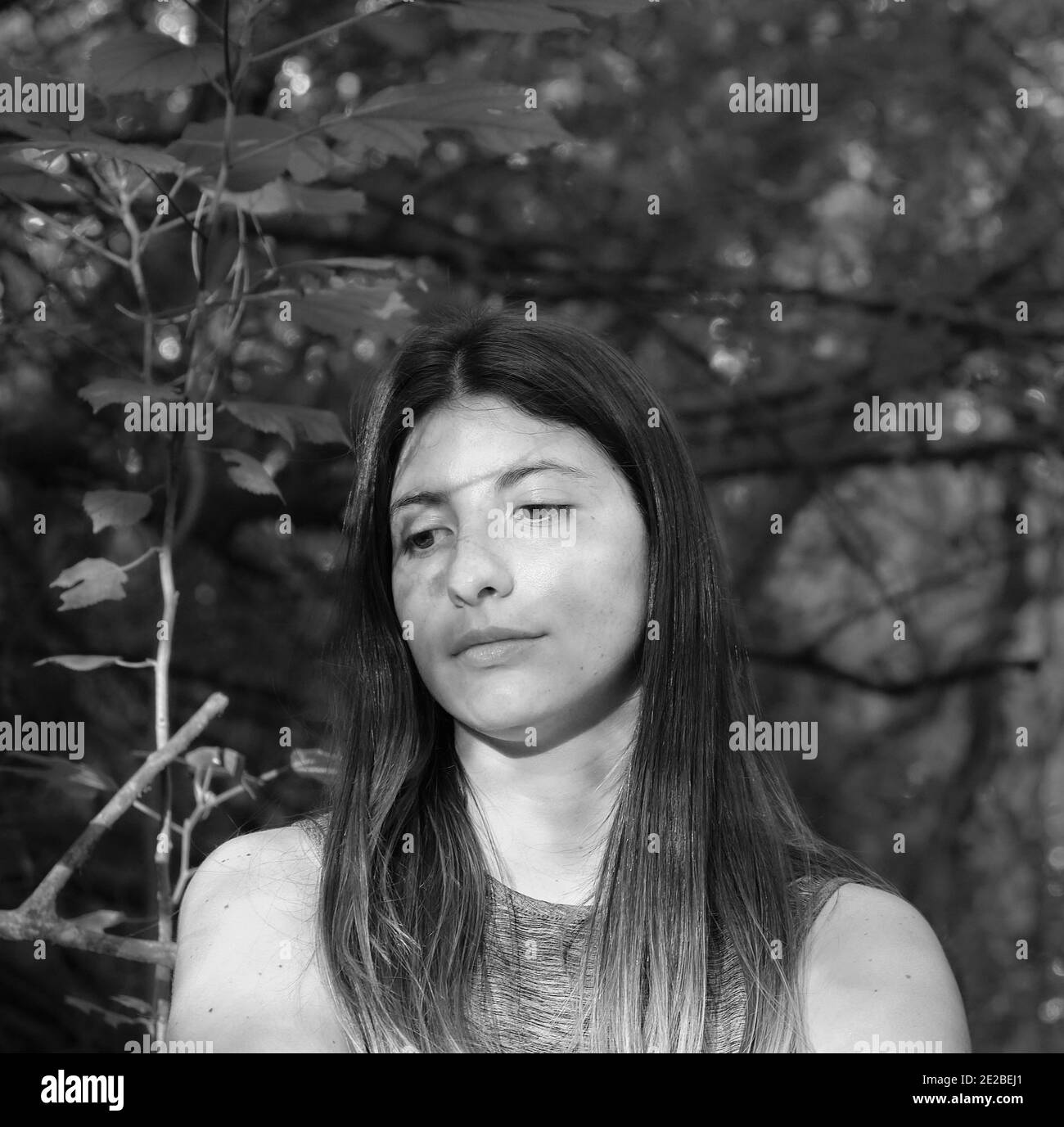 Ein Porträt einer Frau, die sich die Haare einreibt Der Wald Stockfoto