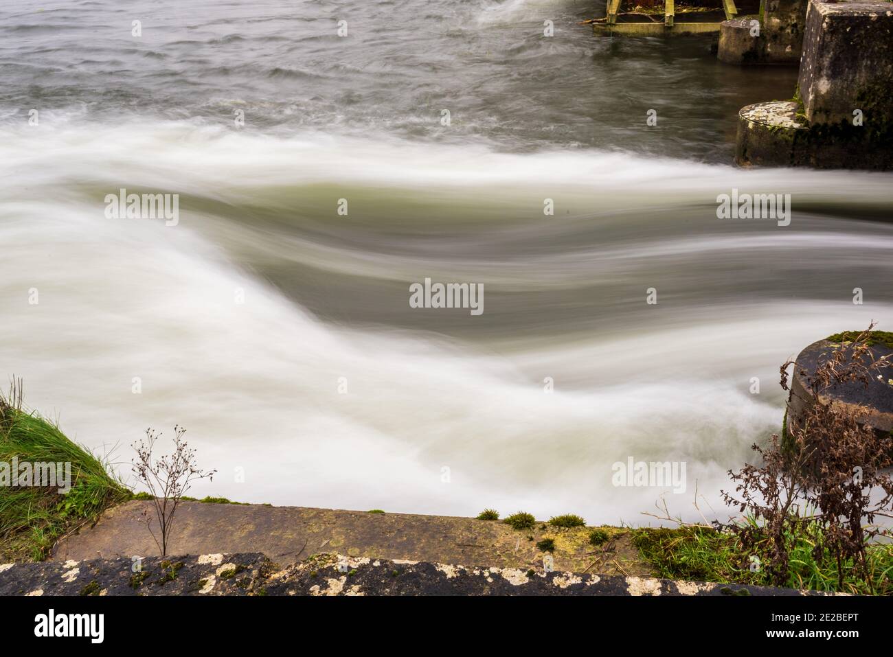 Verschwommenes, schnell fließendes Wasser Stockfoto