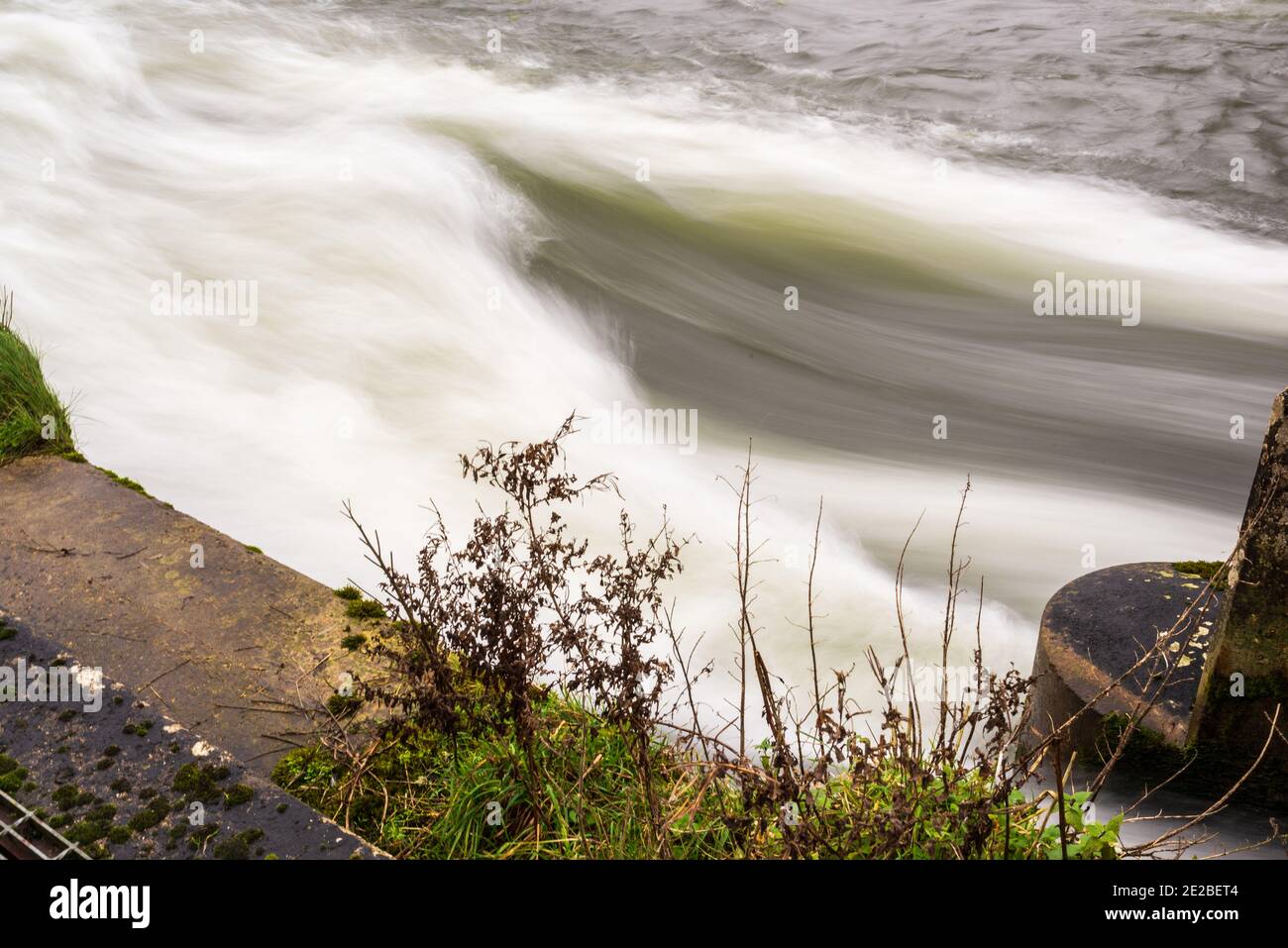 Verschwommenes, schnell fließendes Wasser Stockfoto