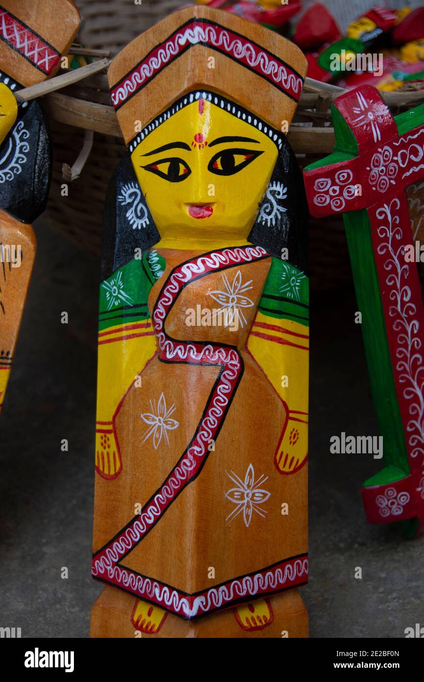 Aus einem einzigen Stück Holz geschnitzt, zeichnen sich diese Puppen aus alter Folklore und Mythologie durch ihre lebendigen Farben und unverwechselbaren ethni aus Stockfoto