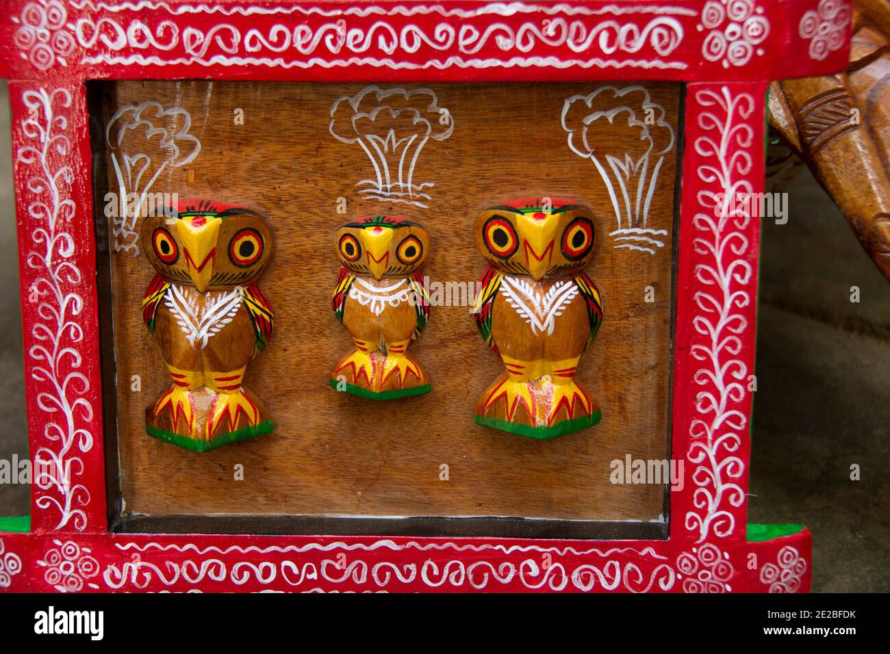Aus einem einzigen Stück Holz geschnitzt, zeichnen sich diese Puppen aus alter Folklore und Mythologie durch ihre lebendigen Farben und unverwechselbaren ethni aus Stockfoto