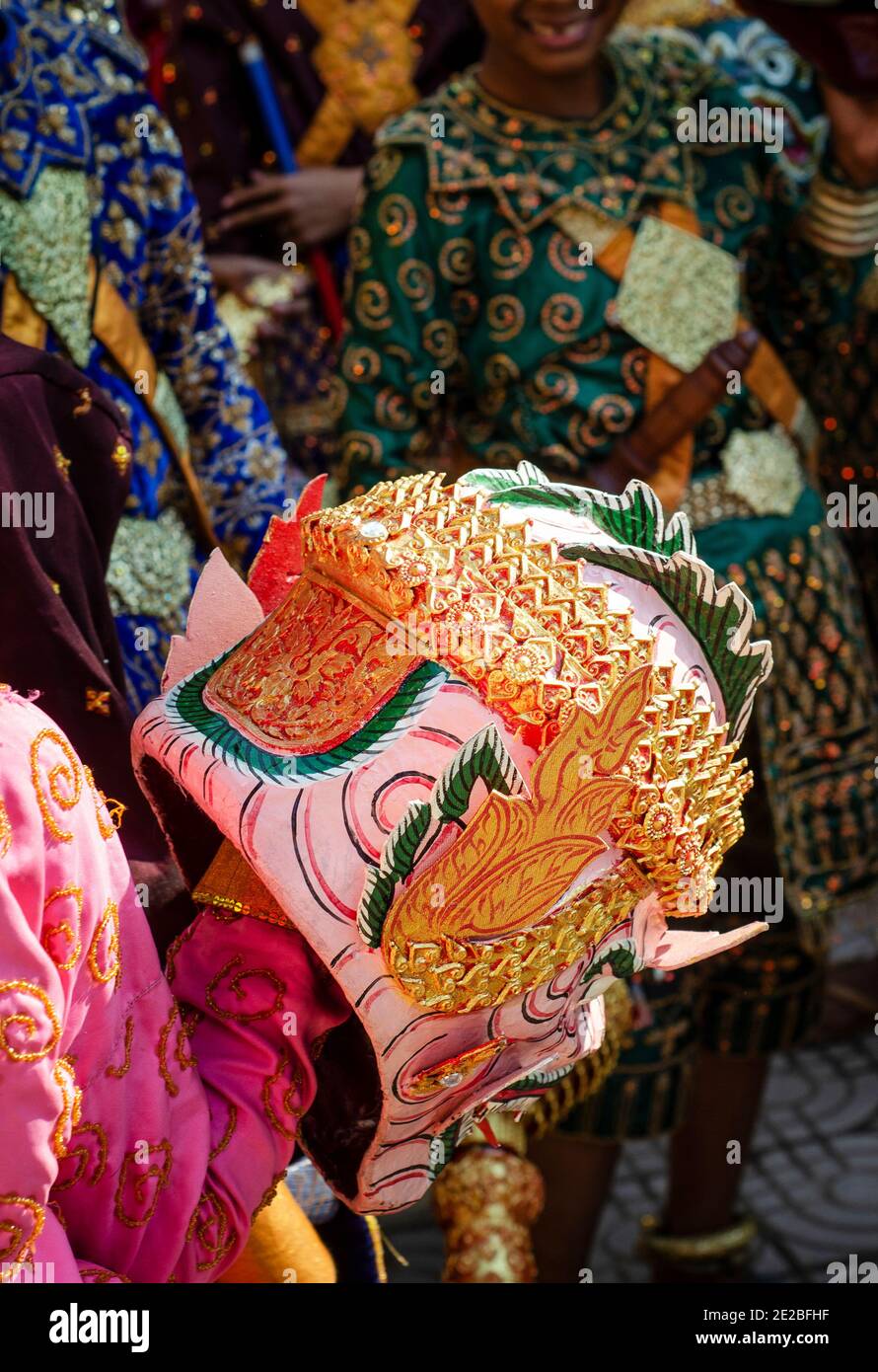 Performer mit traditionellen Lakhon Khol Maske Tanzzeremonie Kostüm an Wat Svay Andet UNESCO Immaterielles Kulturerbe in Kandal Provinz Cambo Stockfoto