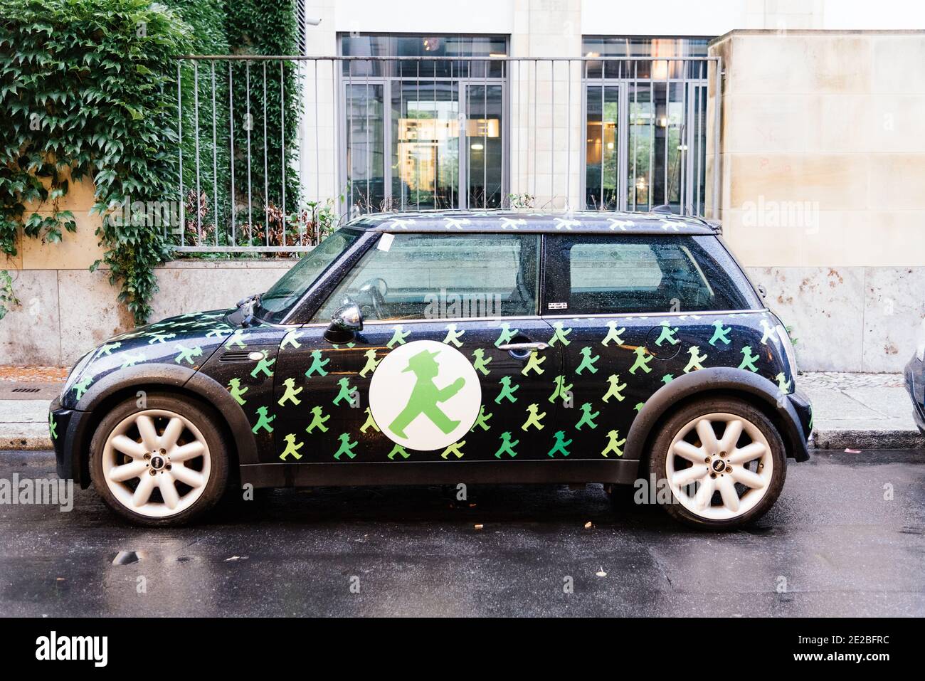 Berlin, Deutschland - 29. Juli 2019: Mini-Fahrzeug mit Ampelmannchen-Symbol. Buchstäblich kleiner Ampelmann, Verkleinerungsform von Ampelmann, ist das Symbol sh Stockfoto