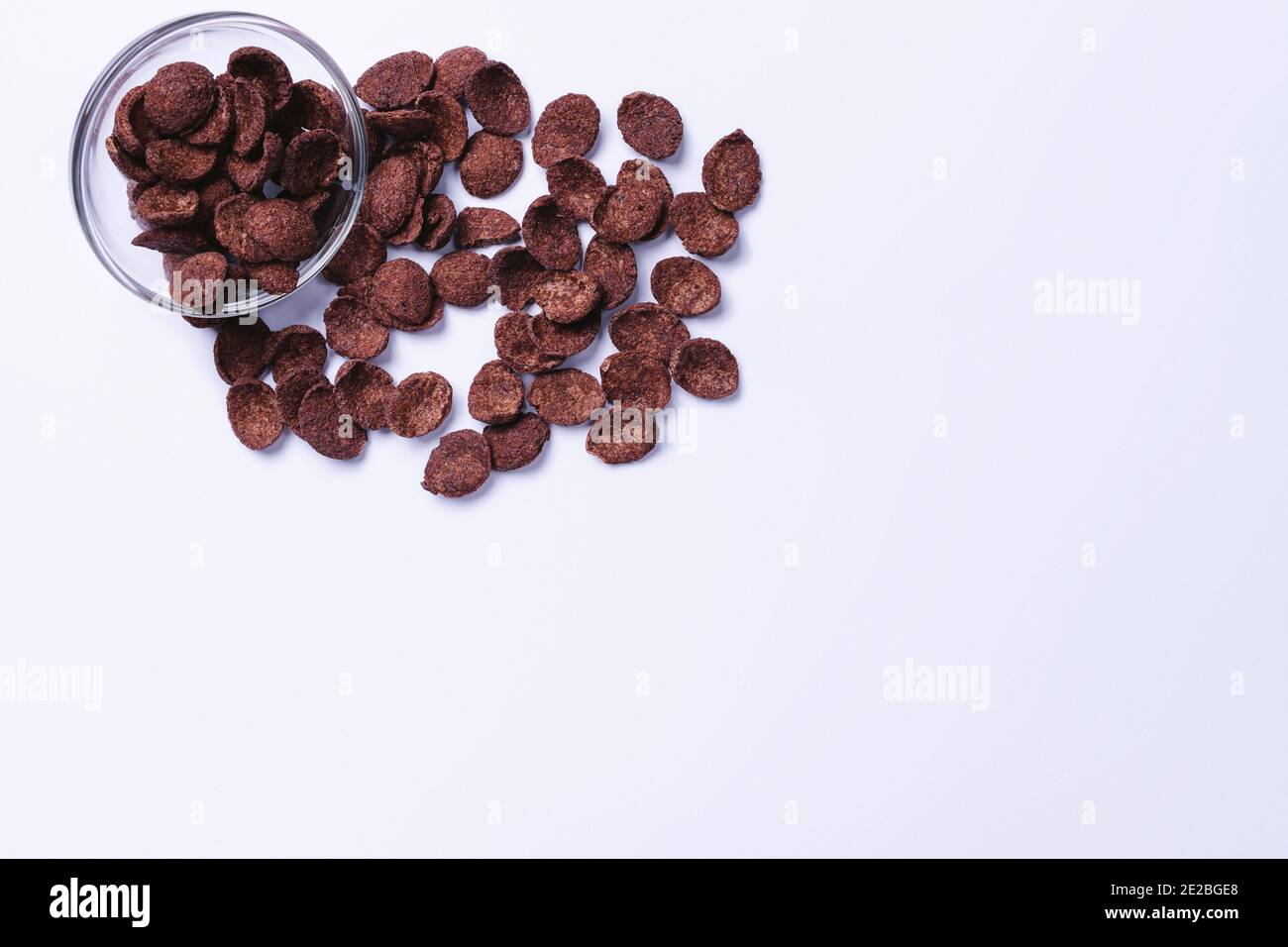 Schokoladenflocken auf ultimativ grauem Hintergrund mit großem Leerraum für Ihre Anzeige. Stockfoto