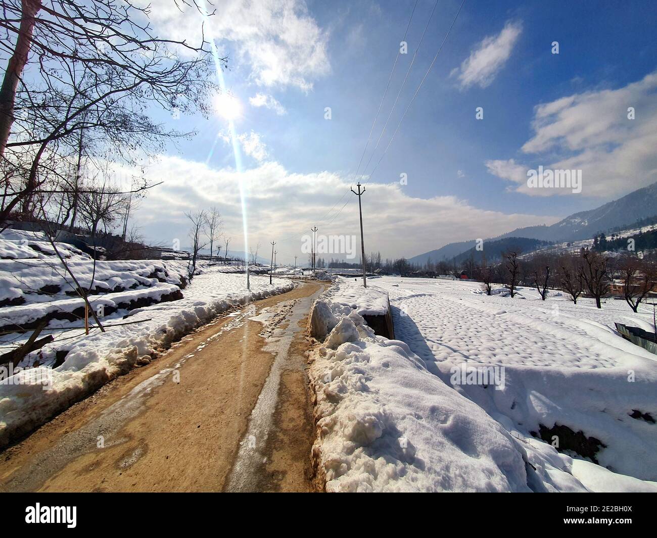 Schneefall in Jammu und Kaschmir ist üblich von Dezember bis Februar, Schnee zieht Touristen und Winterspiele werden auch auf Schnee gespielt. Stockfoto