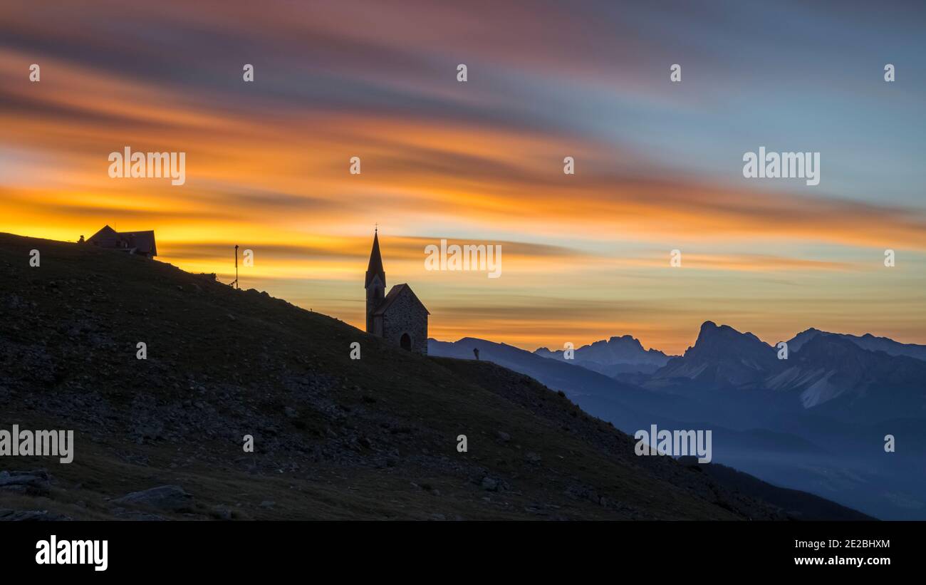 Kleine Kapelle mit Blick auf die Dolomiten im Sommer, Südtirol / Südtirol, Italien Stockfoto