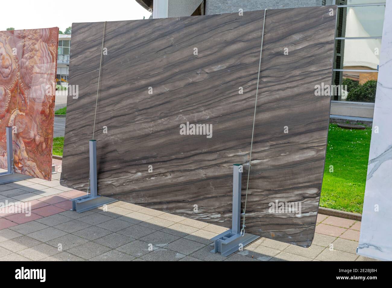 Große Scheibe aus dunklem italienischem Marmor-Stein-Baumaterial Stockfoto