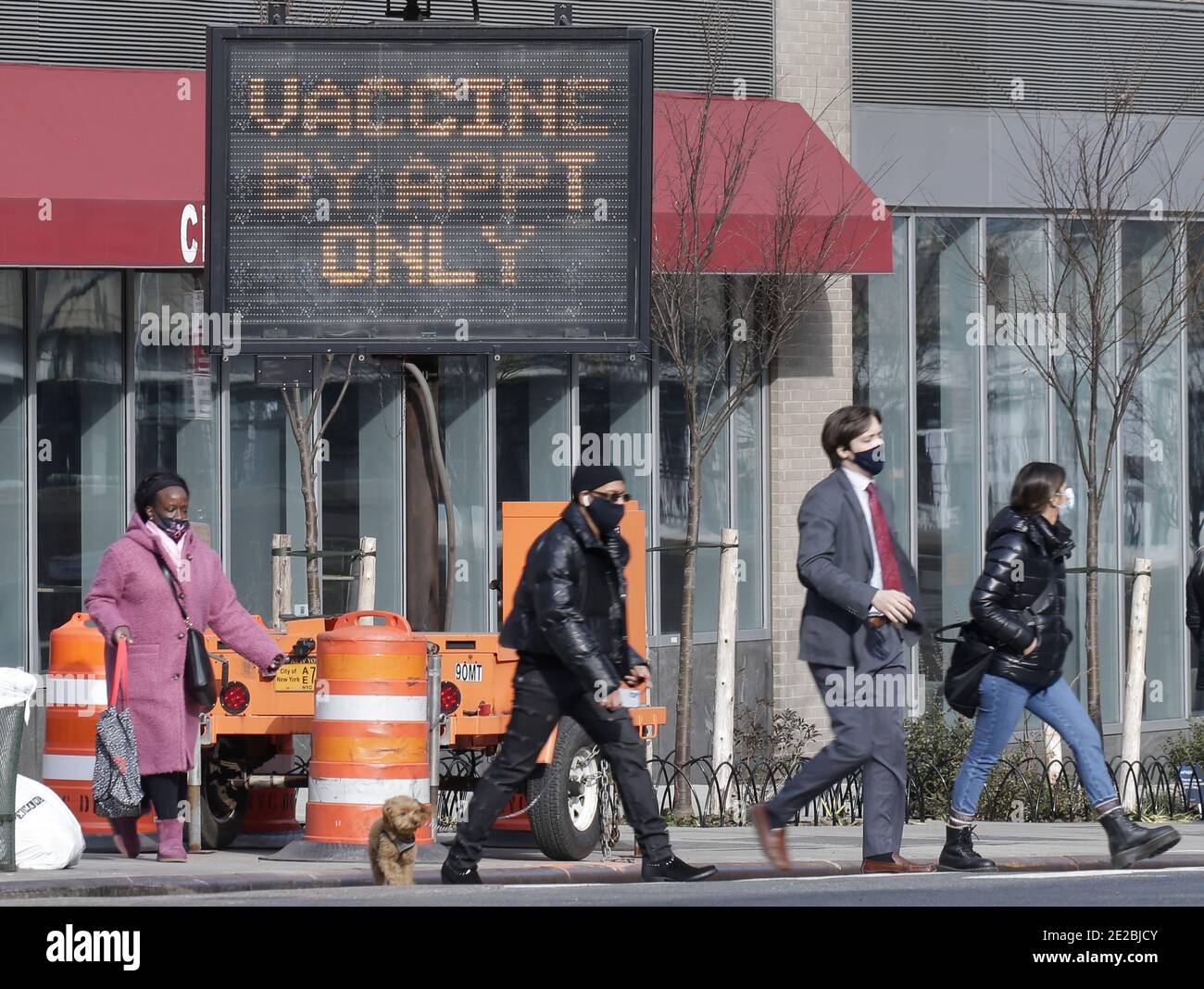 Fußgänger gehen an einem Schild vorbei, auf dem steht: Impfstoff nur von Appt, einen Block vom Jacob K. Javits Convention Center in New York City am Mittwoch, 13. Januar 2021. Das Javits Convention Center, das im vergangenen Frühjahr als riesiges Feldlazarett diente, als New York City das Epizentrum der Pandemie war, wird nun als riesiges Impfstoffverteilzentrum dienen. Foto von John Angelillo/UPI Stockfoto