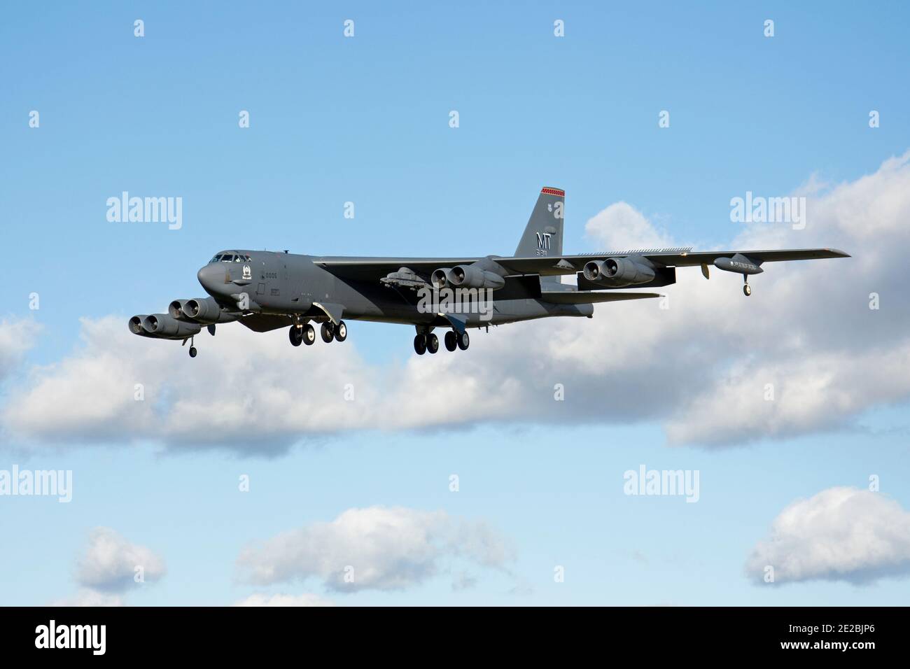 Boeing B-52H Stratofortress, 60-0005, codiert 'MT' des 5. Bombenflügels, United States Air Force landet bei RAF Fairford, England. Stockfoto