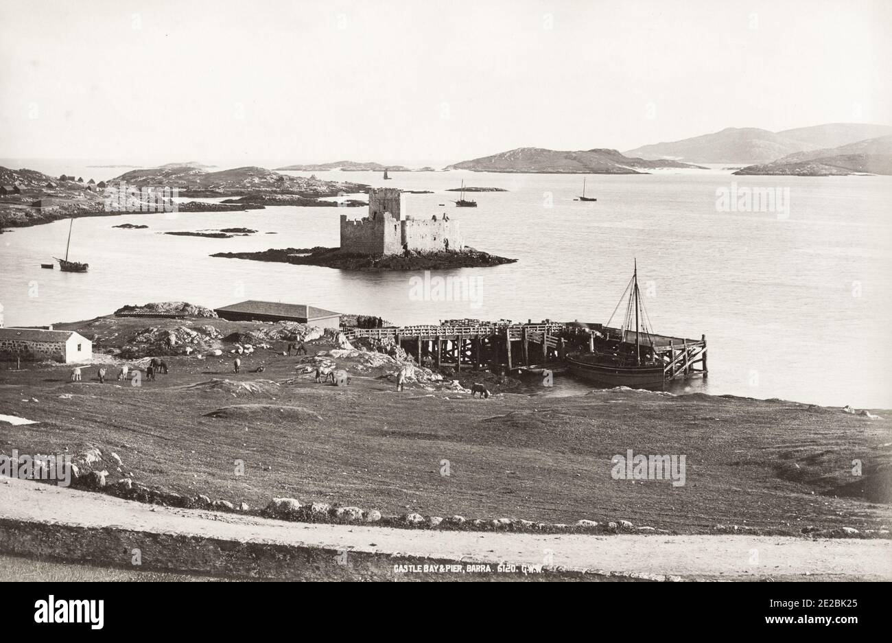 Vintage-Foto des 19. Jahrhunderts: Castle Bay und Pier, Barr, Äußere Hebriden, Schottland, George Washington Wilson Studio. Stockfoto