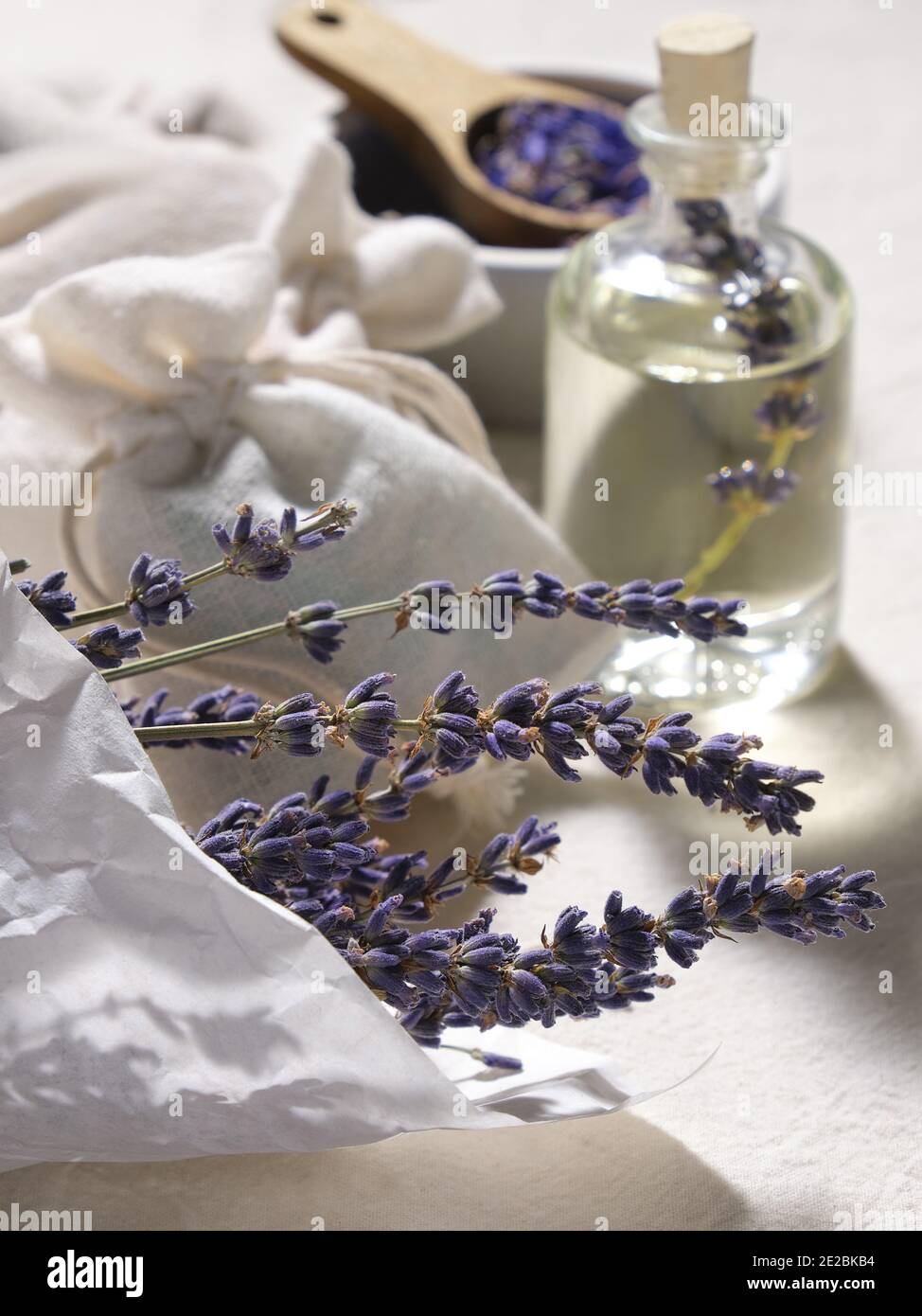 Handgemachte Lavendel-Beutel in Textilbeutel und Baumwollherzen auf Baumwollhintergrund Bündel von trockenem Lavendel, Nahaufnahme. Natürlicher Lebensstil mit geringer Auswirkung. Trocken Stockfoto