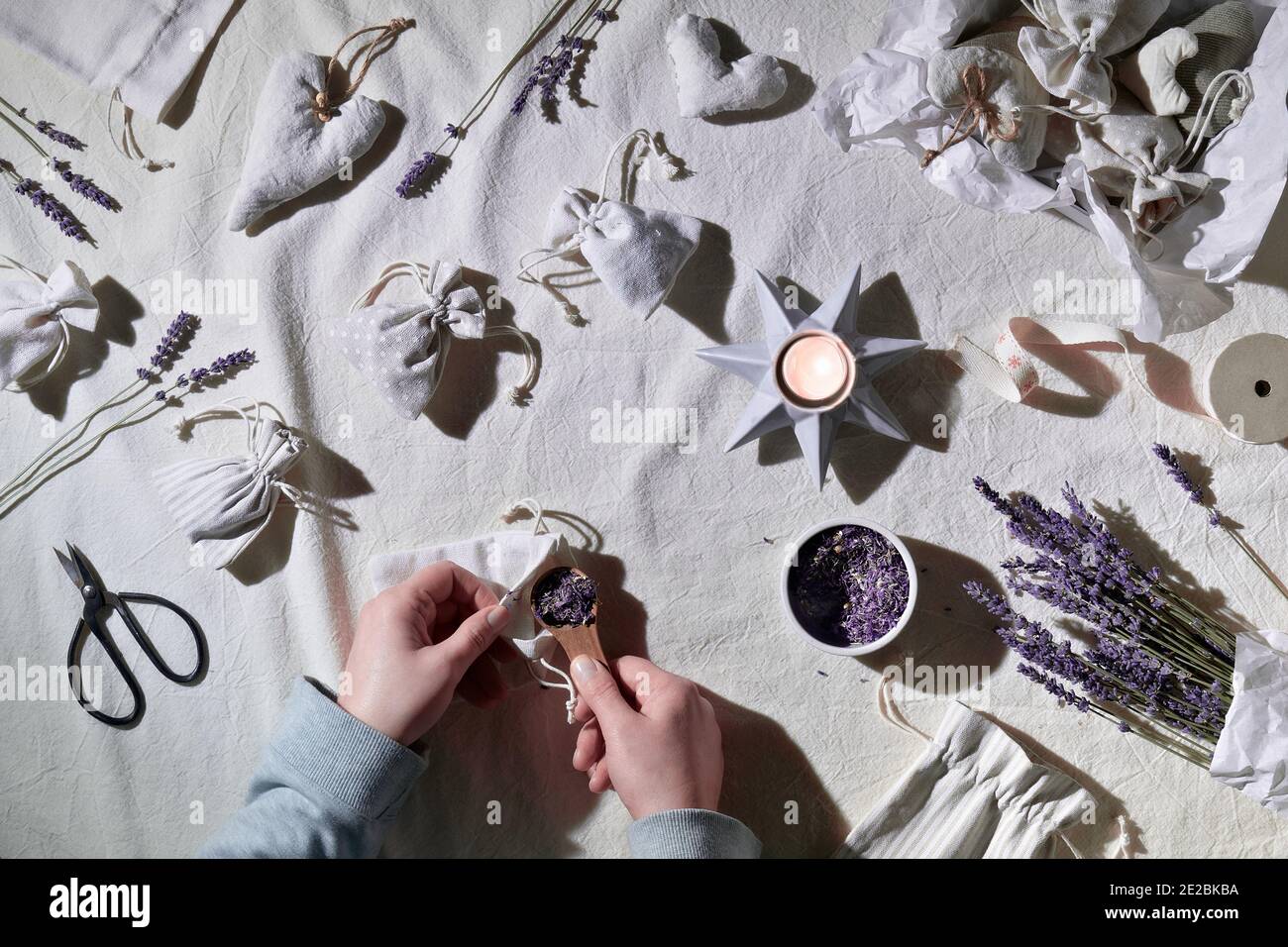 Handgemachte Lavendel-Beutel in Stofftaschen, weiche Herzen. Handgriffbeutel Trockene Lavendelblüten zum Füllen. Verpackte Geschenkbox. Keine Verschwendung, wenig Stockfoto