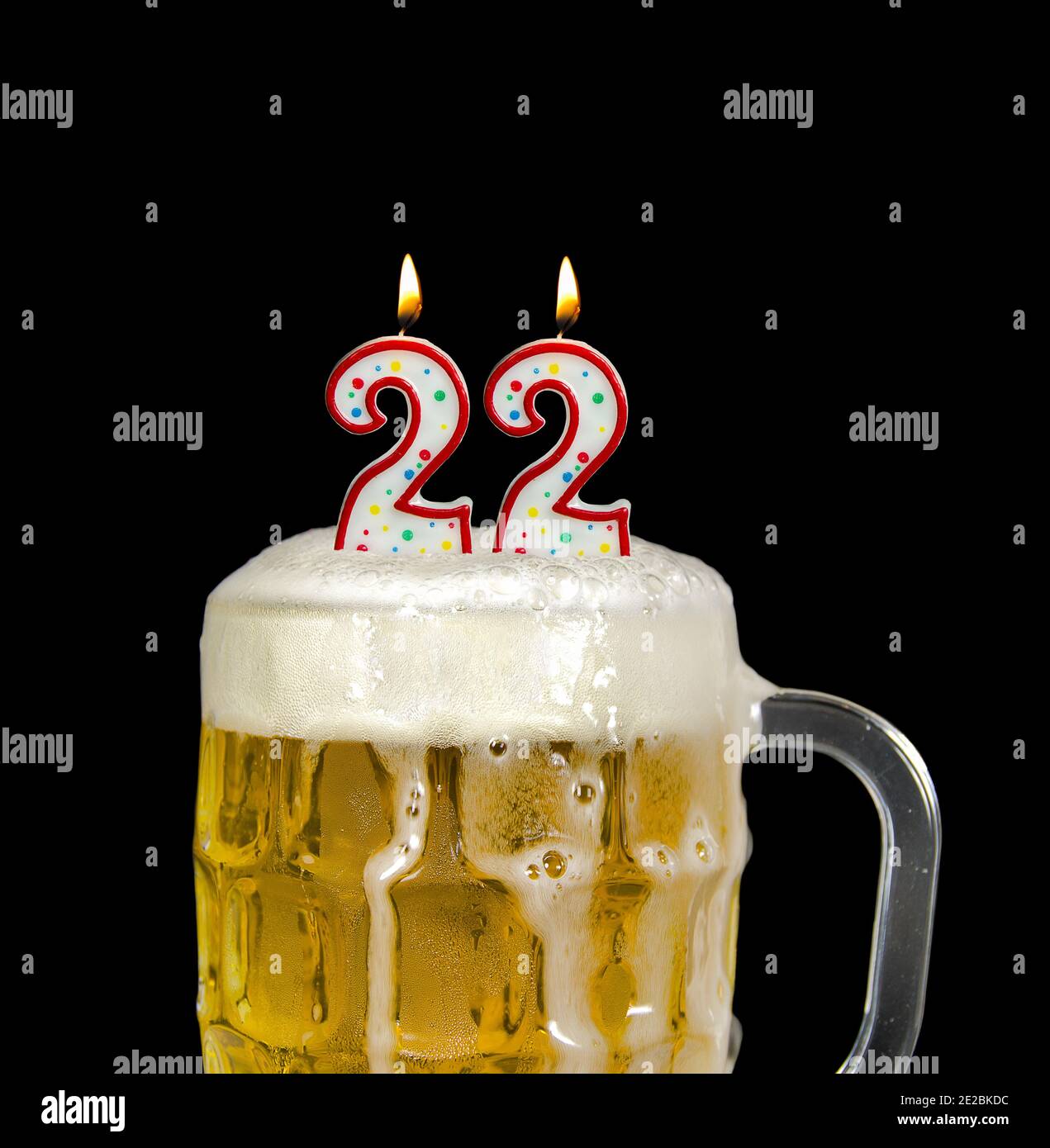 Nummer 22 Kerzen im Bierkrug für Geburtstagsfeier isoliert Auf Schwarz Stockfoto
