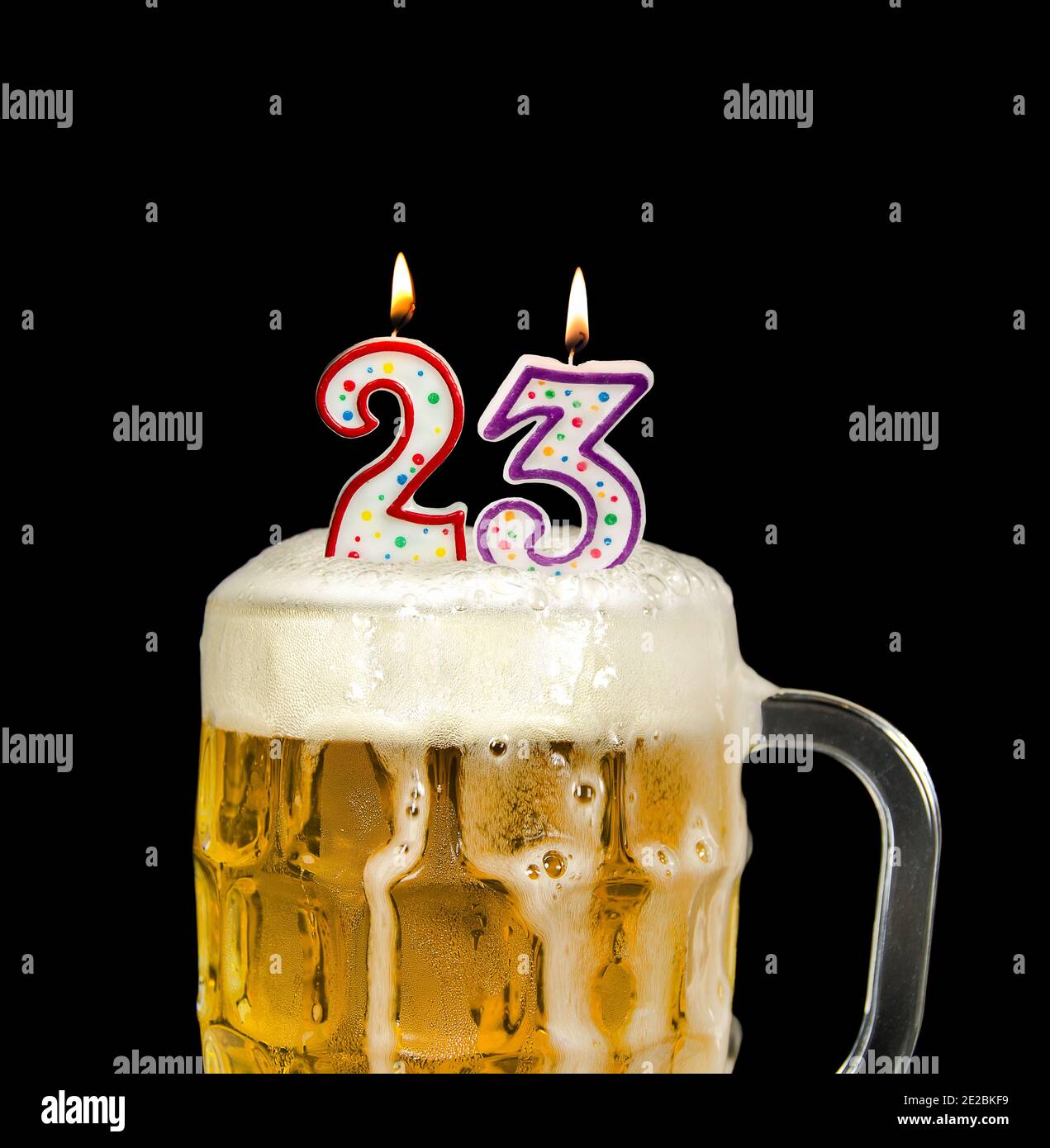 Nummer 23 Kerzen im Bierkrug für Geburtstagsfeier isoliert Auf Schwarz Stockfoto
