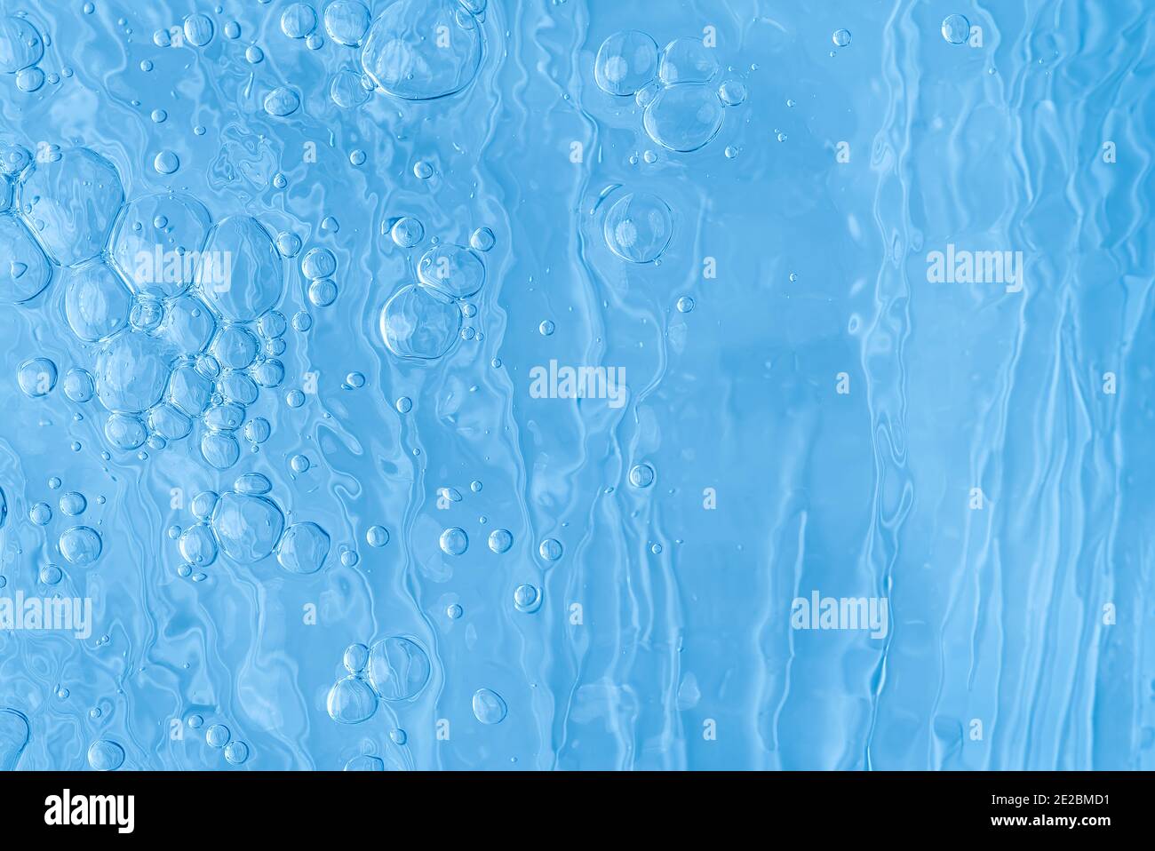 Blaues Wasser abstrakter Hintergrund. Wasseroberfläche mit Luftblasen Hintergrund Stockfoto