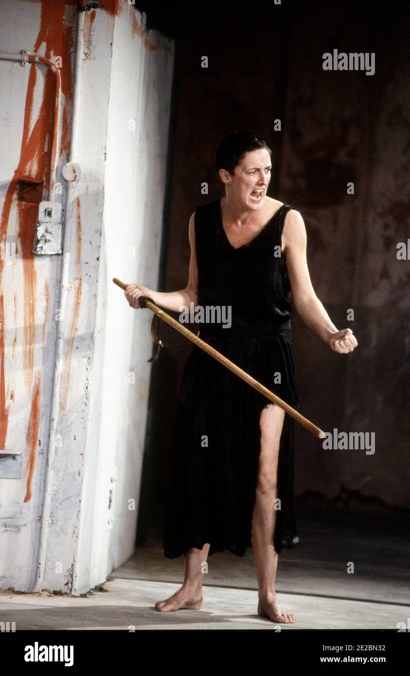 Fiona Shaw (Electra) in ELECTRA von Sophokles bei der Royal Shakespeare Company (RSC), The Pit, Barbican Theatre, London EC2 15/12/1988 Design: Hildegard Bechtler Beleuchtung: Geraint Pughe Regie: Deborah Warner Stockfoto