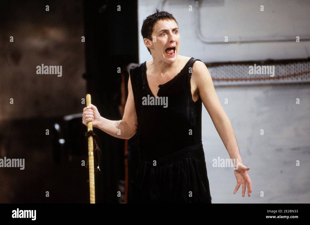 Fiona Shaw (Electra) in ELECTRA von Sophokles bei der Royal Shakespeare Company (RSC), The Pit, Barbican Theatre, London EC2 15/12/1988 Design: Hildegard Bechtler Beleuchtung: Geraint Pughe Regie: Deborah Warner Stockfoto