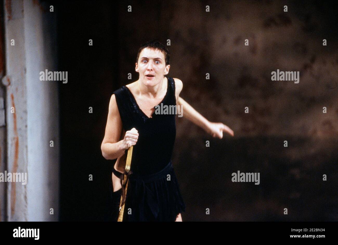 Fiona Shaw (Electra) in ELECTRA von Sophokles bei der Royal Shakespeare Company (RSC), The Pit, Barbican Theatre, London EC2 15/12/1988 Design: Hildegard Bechtler Beleuchtung: Geraint Pughe Regie: Deborah Warner Stockfoto