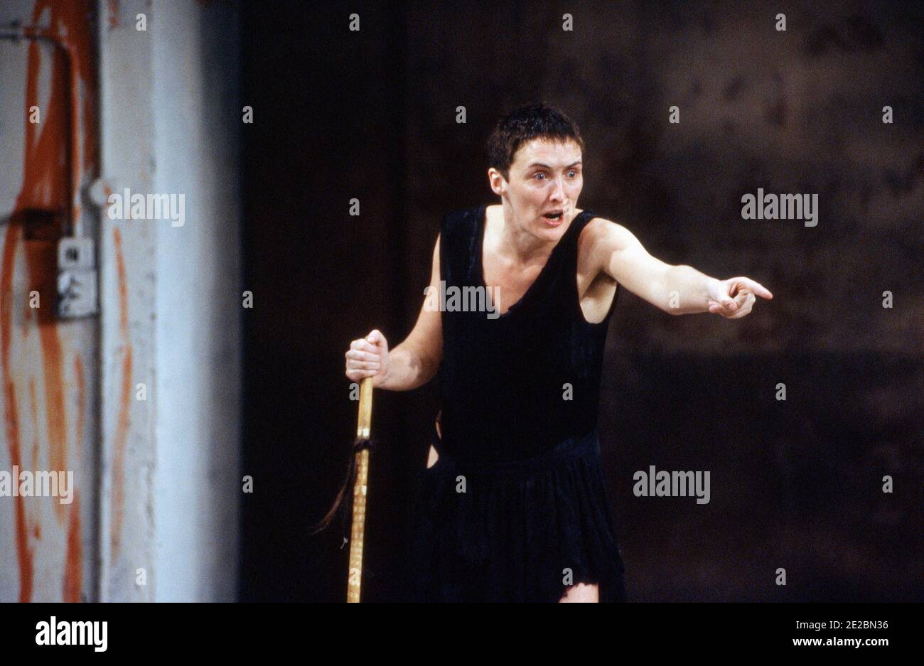 Fiona Shaw (Electra) in ELECTRA von Sophokles bei der Royal Shakespeare Company (RSC), The Pit, Barbican Theatre, London EC2 15/12/1988 Design: Hildegard Bechtler Beleuchtung: Geraint Pughe Regie: Deborah Warner Stockfoto