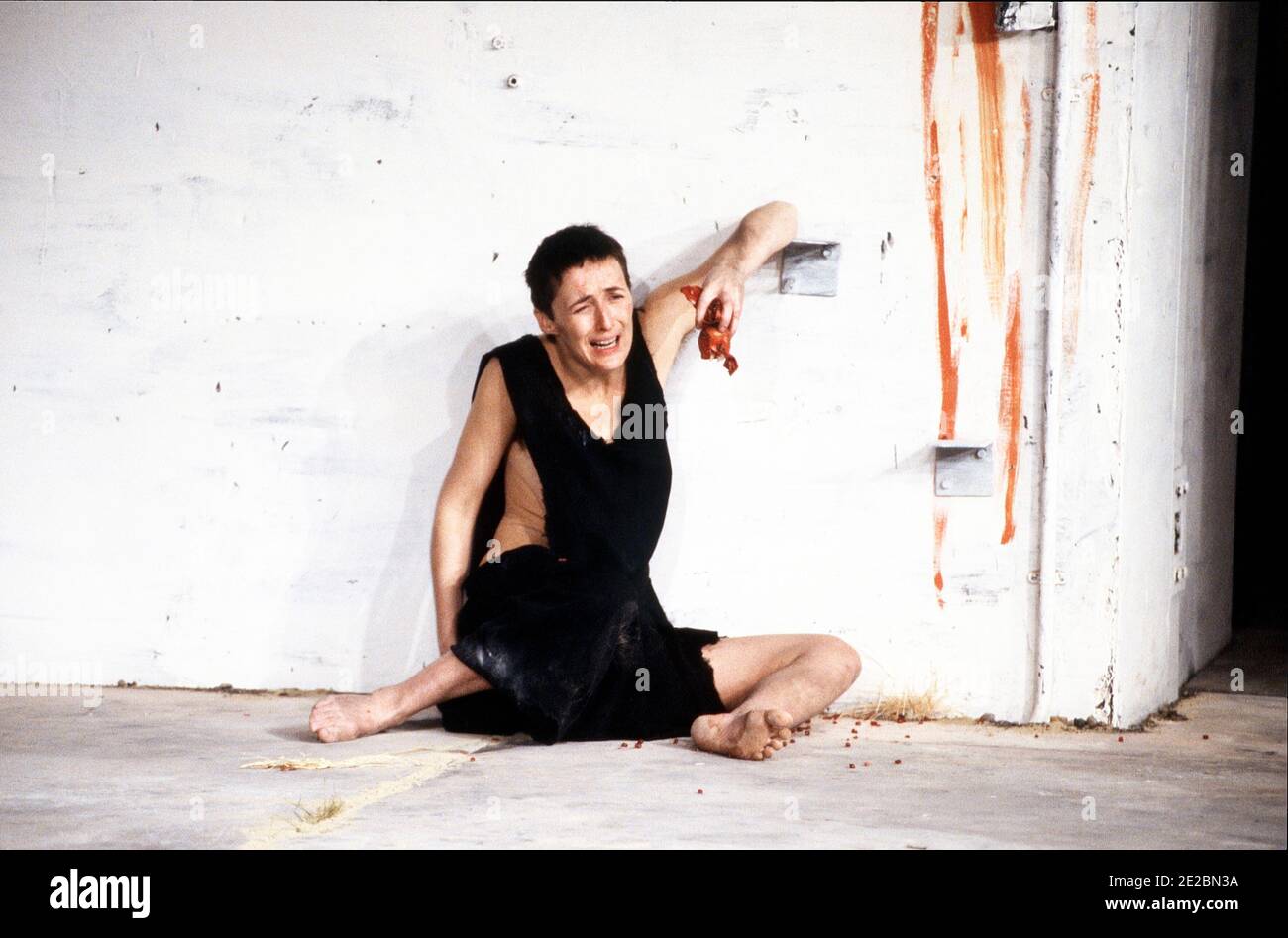 Fiona Shaw (Electra) in ELECTRA von Sophokles bei der Royal Shakespeare Company (RSC), The Pit, Barbican Theatre, London EC2 15/12/1988 Design: Hildegard Bechtler Beleuchtung: Geraint Pughe Regie: Deborah Warner Stockfoto