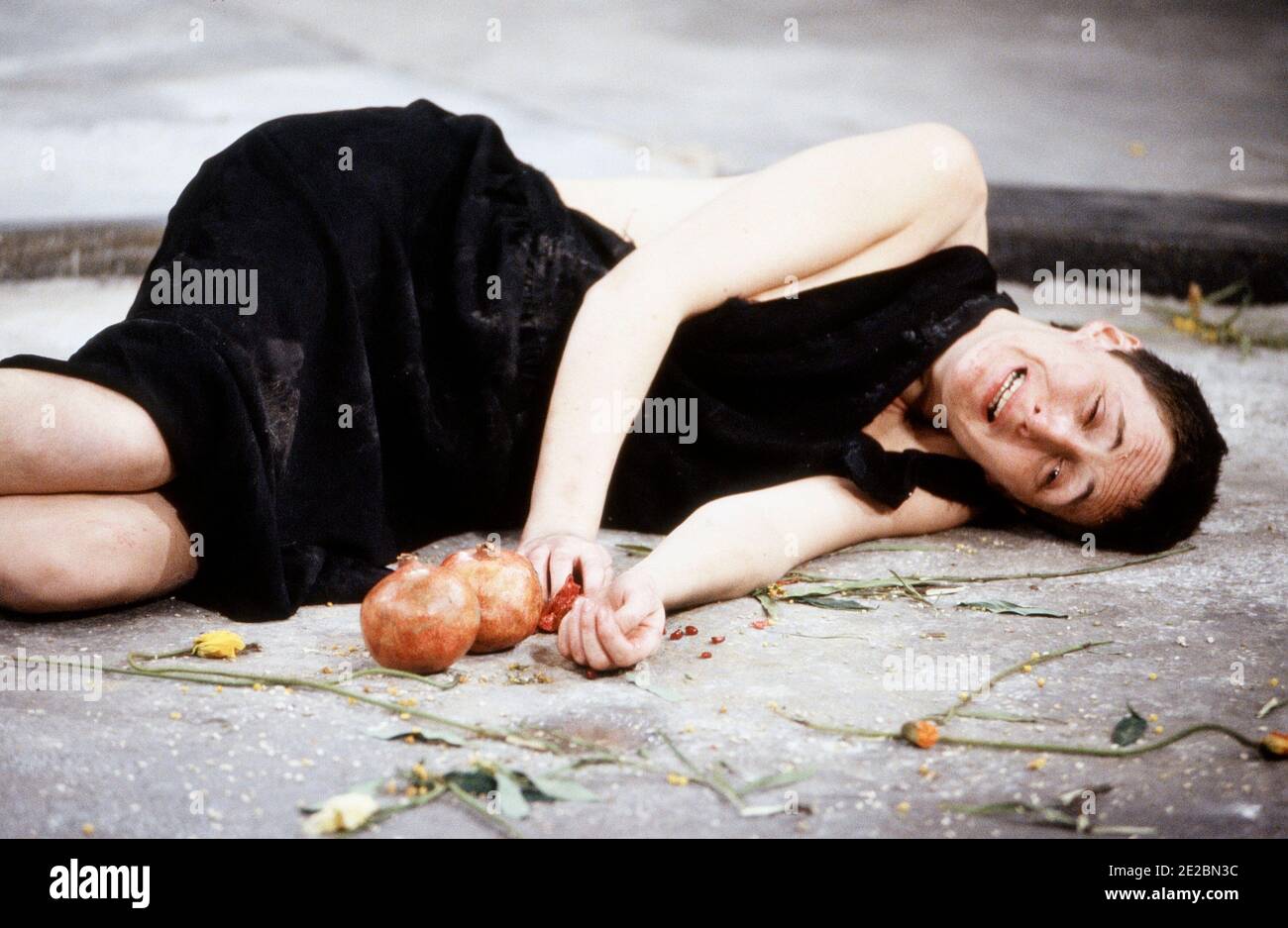 Fiona Shaw (Electra) in ELECTRA von Sophokles bei der Royal Shakespeare Company (RSC), The Pit, Barbican Theatre, London EC2 15/12/1988 Design: Hildegard Bechtler Beleuchtung: Geraint Pughe Regie: Deborah Warner Stockfoto