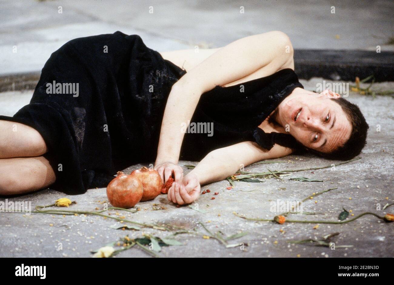 Fiona Shaw (Electra) in ELECTRA von Sophokles bei der Royal Shakespeare Company (RSC), The Pit, Barbican Theatre, London EC2 15/12/1988 Design: Hildegard Bechtler Beleuchtung: Geraint Pughe Regie: Deborah Warner Stockfoto