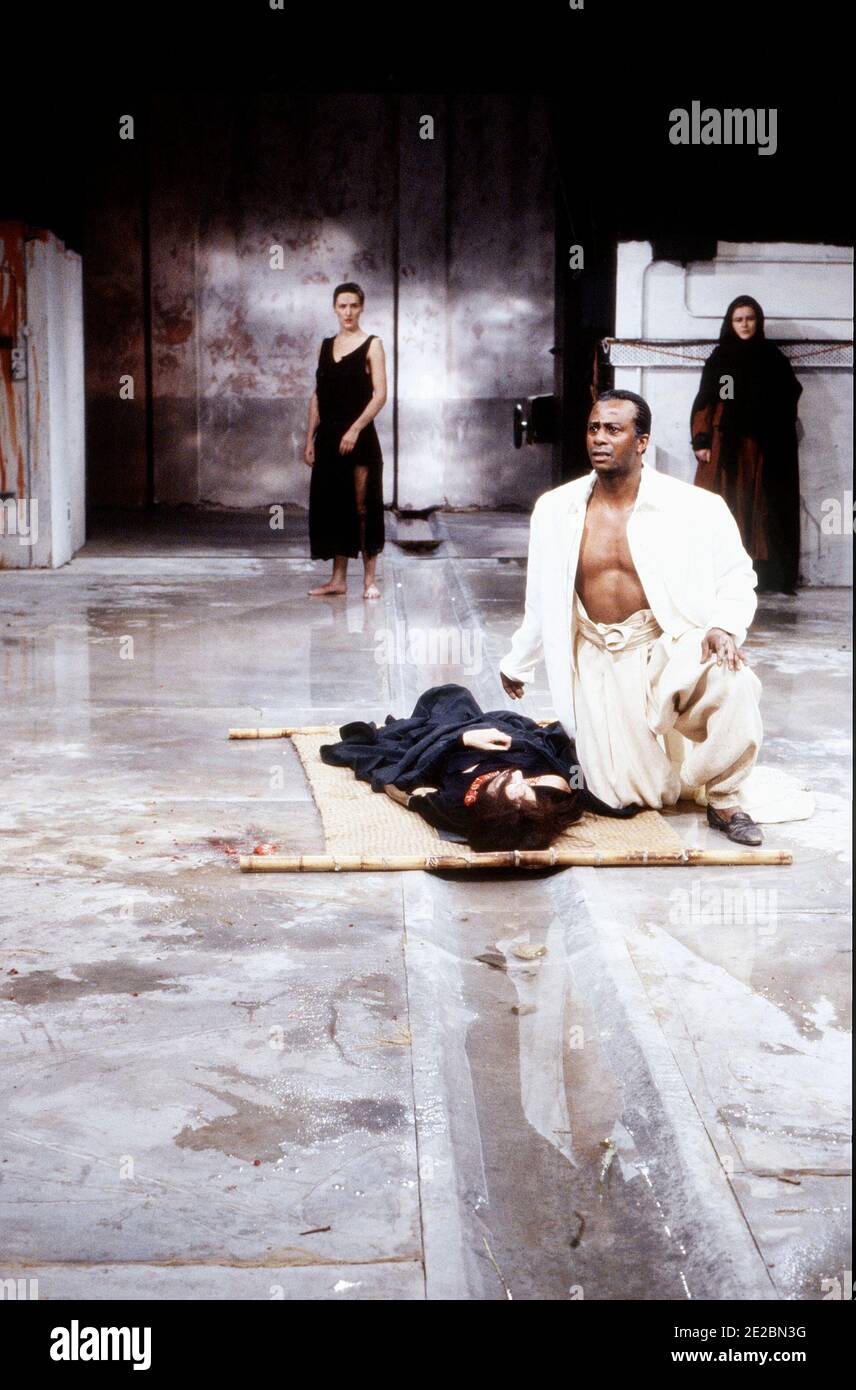 Hinten Mitte: Fiona Shaw (Electra) vorne rechts: Gordon Case (Aegisthus) in ELECTRA von Sophokles bei der Royal Shakespeare Company (RSC), The Pit, Barbican Theatre, London EC2 15/12/1988 Design: Hildegard Bechtler Beleuchtung: Geraint Pughe Regie: Deborah Warner Stockfoto