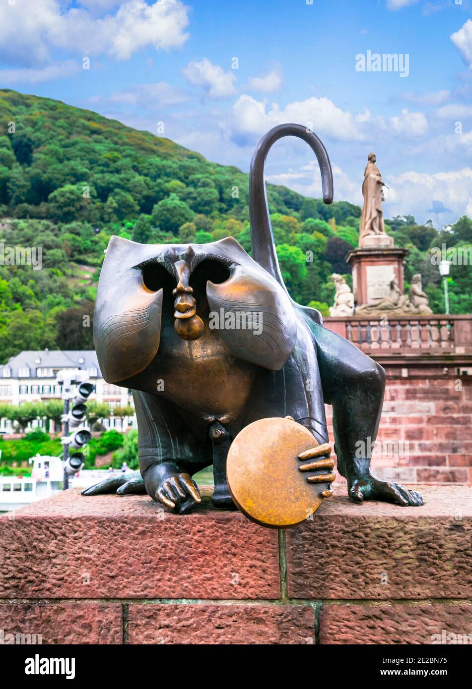HEIDELBERG, DEUTSCHLAND - 5.09. 2016: Bronzeskulptur eines Affen auf der alten Brücke in Heidelberg Stockfoto