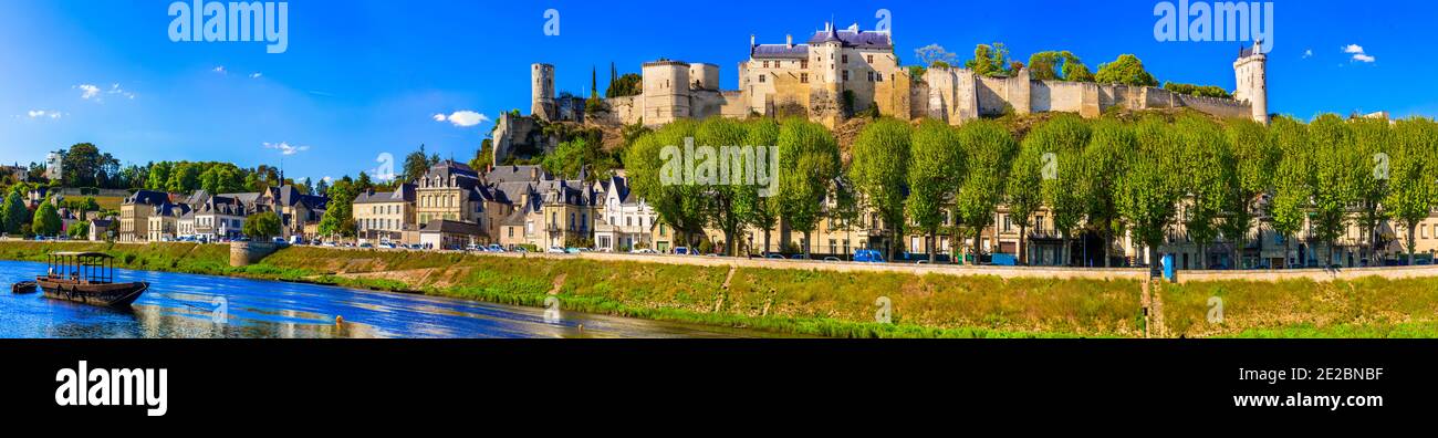 Reisen in Frankreich - Panoramablick auf Chinon Stadt mit königlichem Schloss. Berühmte Schlösser des Loire-Tals Stockfoto