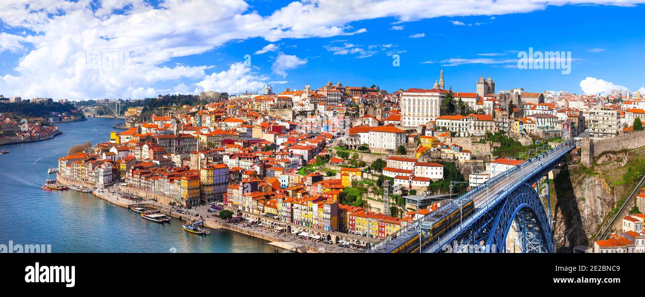 Panorama des schönen Porto - Ansicht mit berühmter Brücke von Luis, Portugal Stockfoto