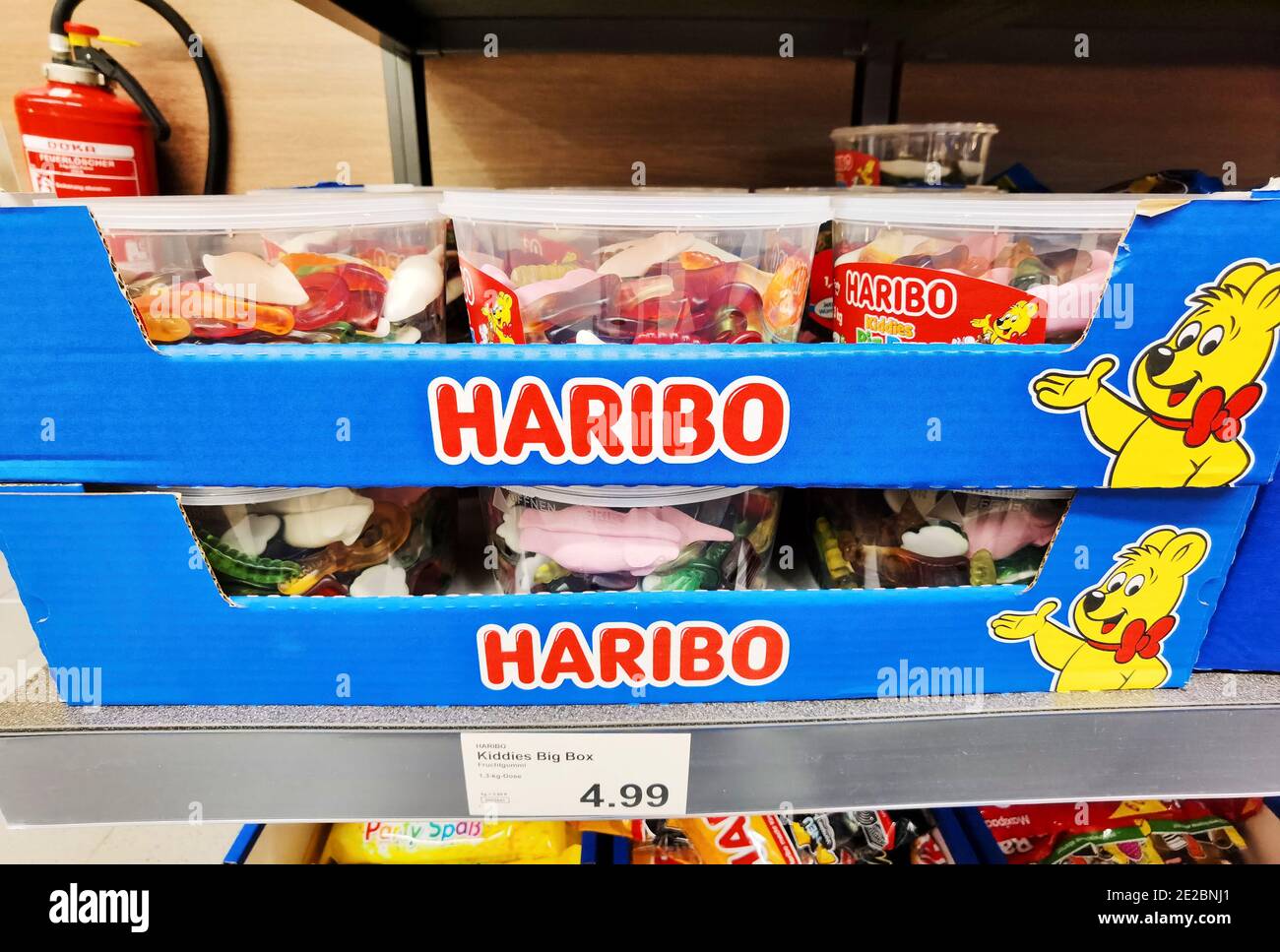 Berlin, Deutschland - 13. Januar 2021: Blick auf verschiedene Süßwaren-Pakete in einem Supermarkt. Stockfoto