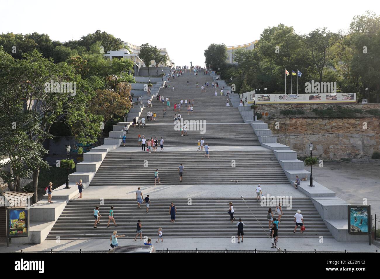 Blick auf die berühmte, monumentale Potemkin-Treppe in Odessa, Ukraine, am Schwarzen Meer. Stockfoto