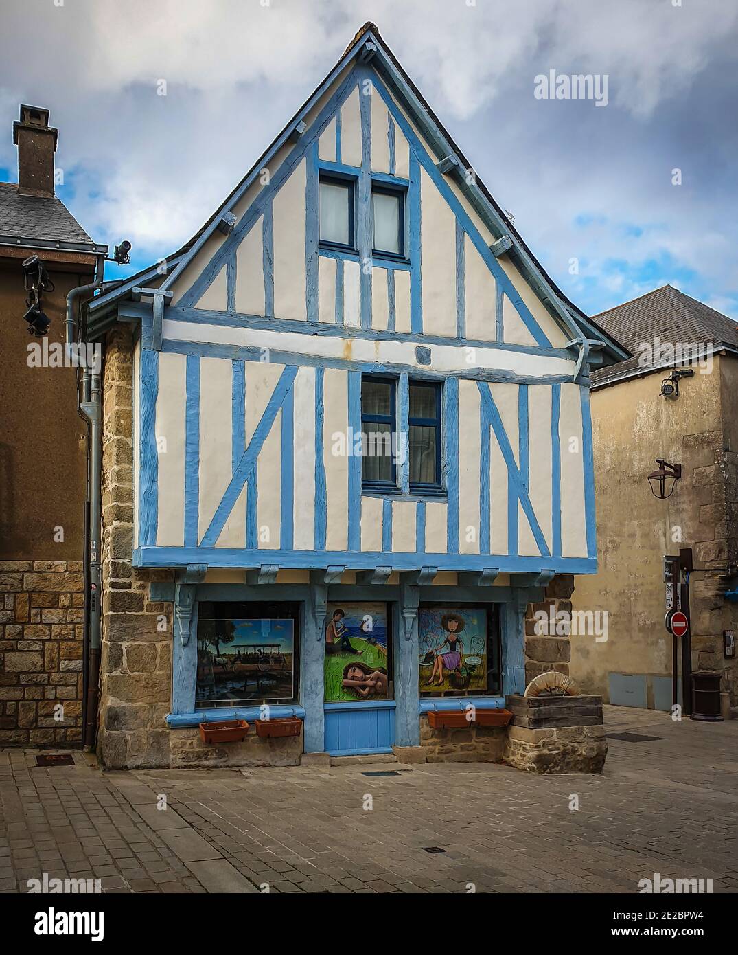 Guerande, Frankreich, September 2020, Blick auf eine Holzrahmenhaus-Fassade in einer Stadt der Bretagne Stockfoto
