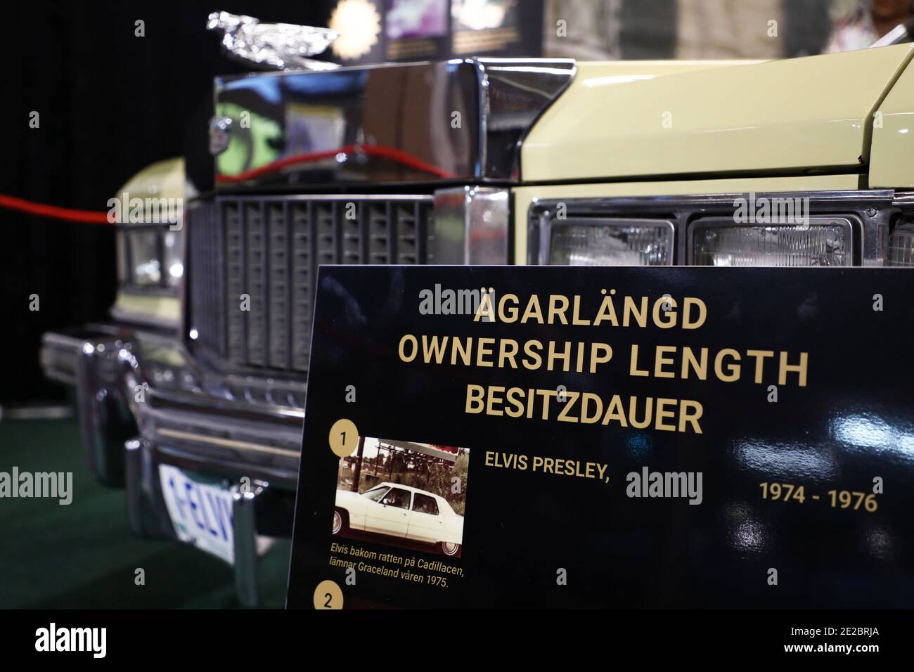MOTALA, SCHWEDEN - 13. JANUAR 2021: Einer der letzten Cadillacs von Elvis steht zum Verkauf. Das Auto, ein Fleetwood Brougham von 1975 Modell, ist jetzt auf dem Display im Motala Motor Museum. Stockfoto MOTALA, SCHWEDEN - 13. JANUAR 2021: Einer der letzten Cadillacs von Elvis steht zum Verkauf. Das Auto, ein Fleetwood Brougham von 1975 Modell, ist jetzt auf dem Display im Motala Motor Museum. Stockfoto