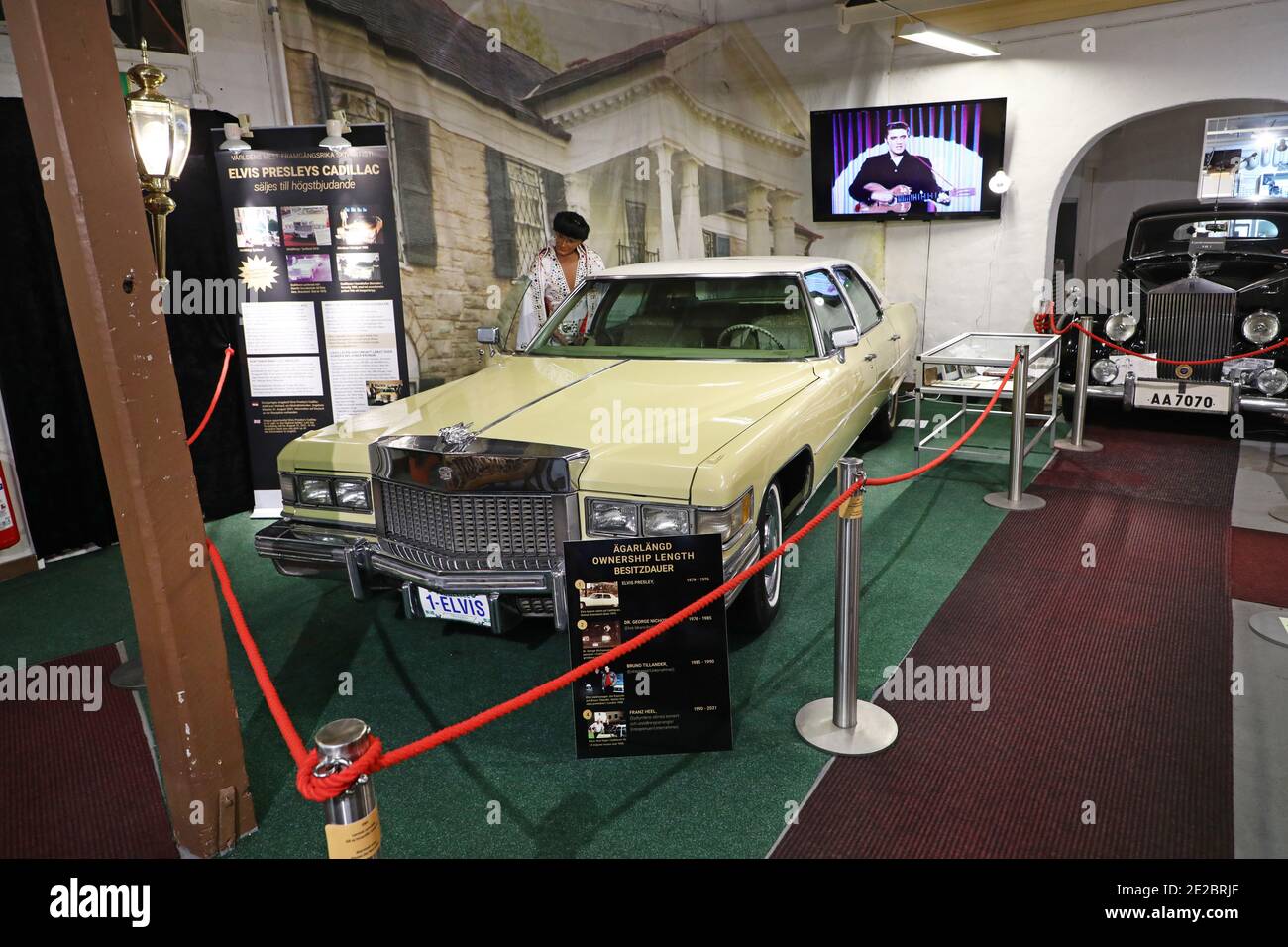 MOTALA, SCHWEDEN - 13. JANUAR 2021: Einer der letzten Cadillacs von Elvis steht zum Verkauf. Das Auto, ein Fleetwood Brougham von 1975 Modell, ist jetzt auf dem Display im Motala Motor Museum. Stockfoto