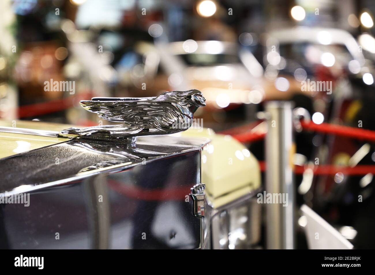 MOTALA, SCHWEDEN - 13. JANUAR 2021: Einer der letzten Cadillacs von Elvis steht zum Verkauf. Das Auto, ein Fleetwood Brougham von 1975 Modell, ist jetzt auf dem Display im Motala Motor Museum. Stockfoto