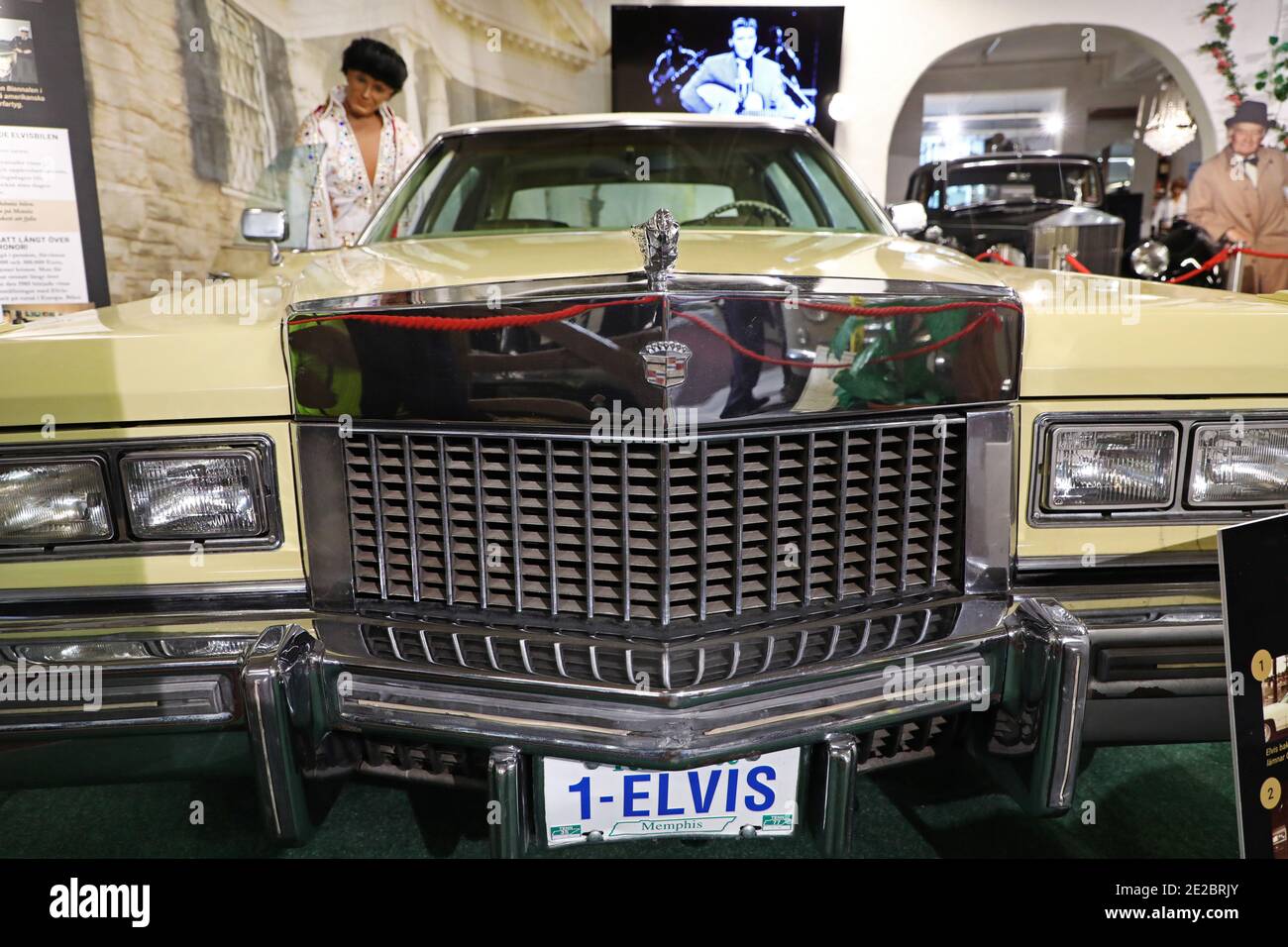 MOTALA, SCHWEDEN - 13. JANUAR 2021: Einer der letzten Cadillacs von Elvis steht zum Verkauf. Das Auto, ein Fleetwood Brougham von 1975 Modell, ist jetzt auf dem Display im Motala Motor Museum. Stockfoto