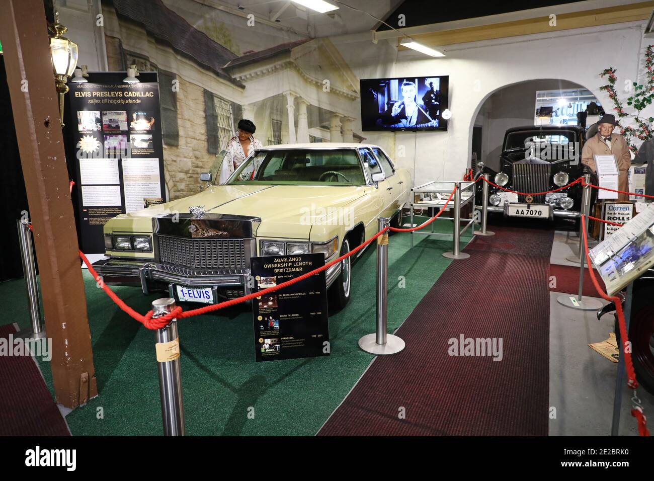 MOTALA, SCHWEDEN - 13. JANUAR 2021: Einer der letzten Cadillacs von Elvis steht zum Verkauf. Das Auto, ein Fleetwood Brougham von 1975 Modell, ist jetzt auf dem Display im Motala Motor Museum. Stockfoto